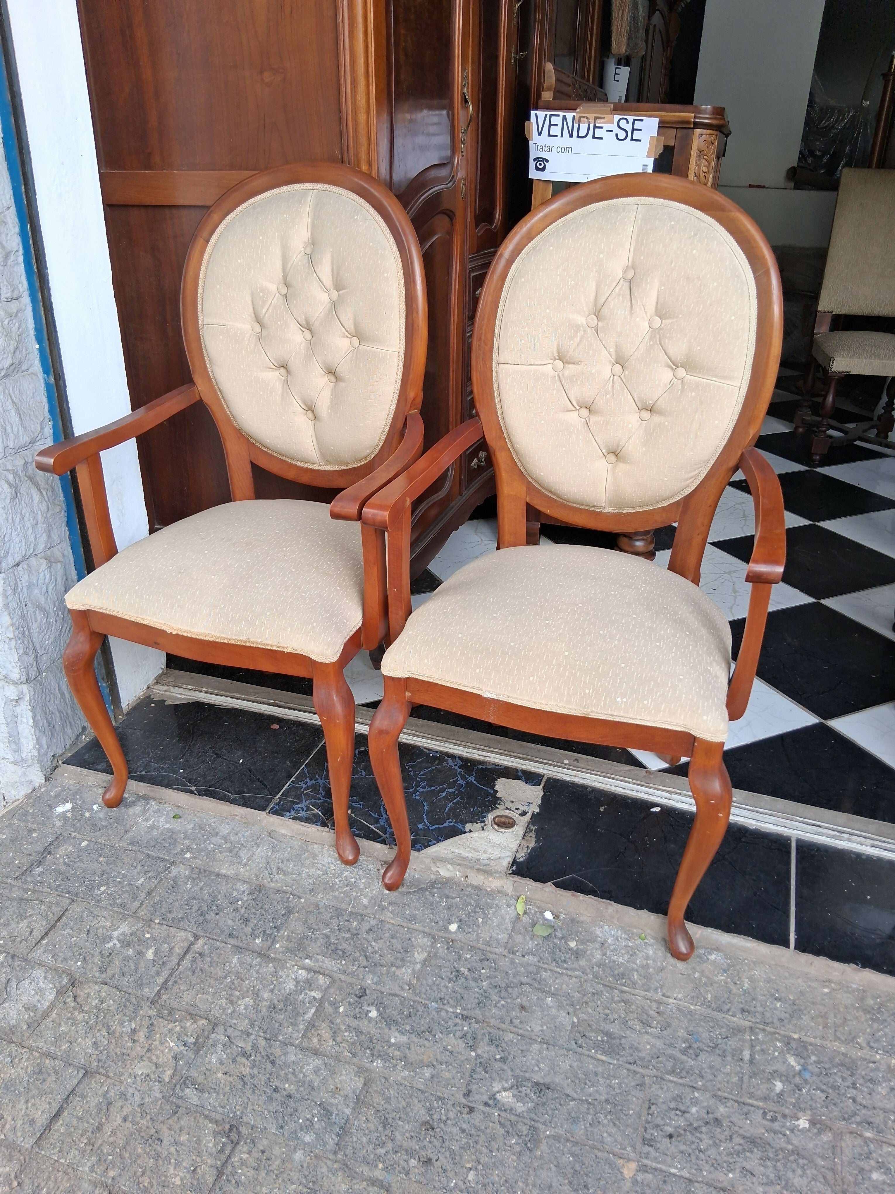 Par de Cadeira Medalhão