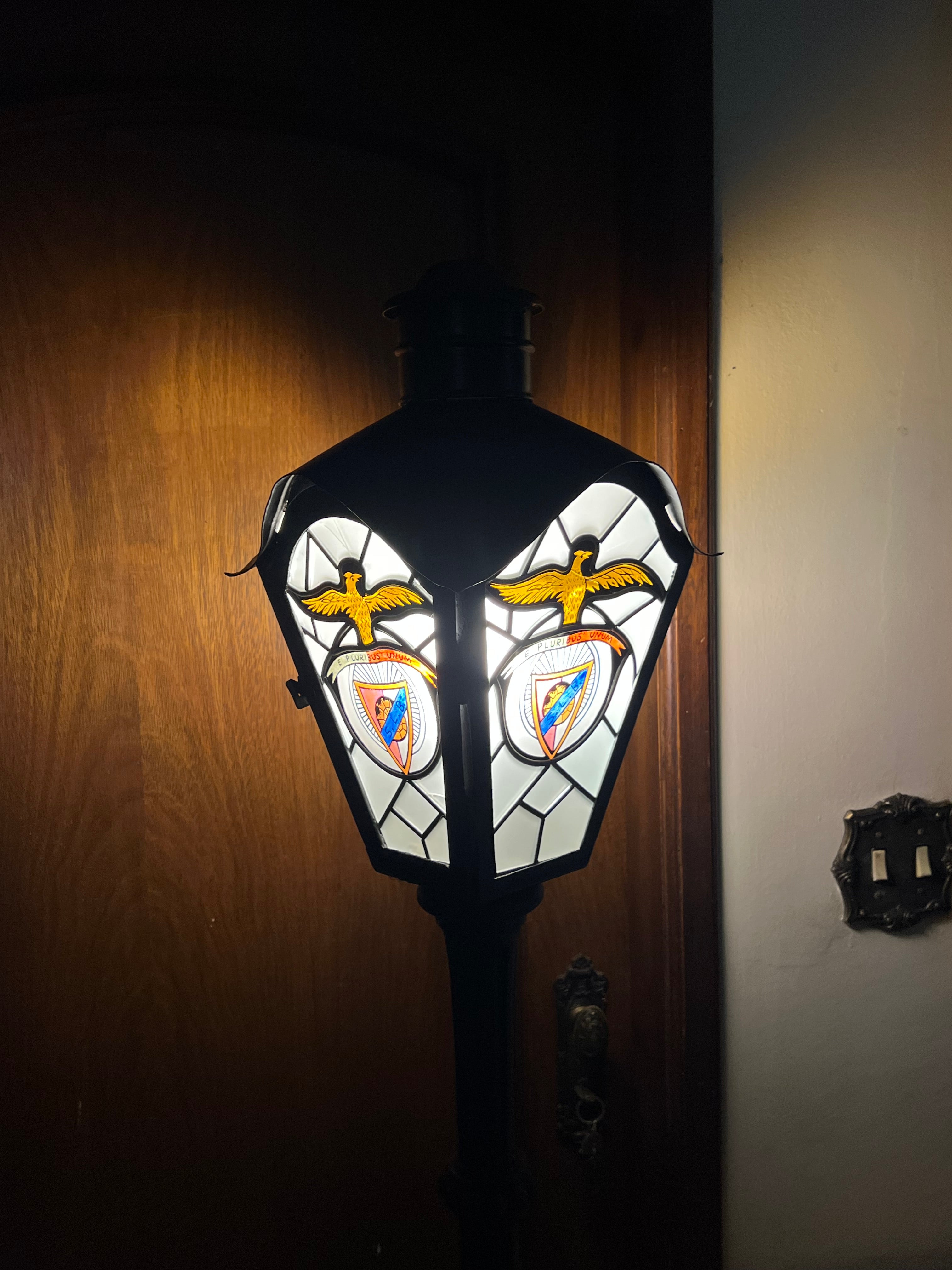 Luminária toucheiro todo entalhado na madeira e cupula em vitral