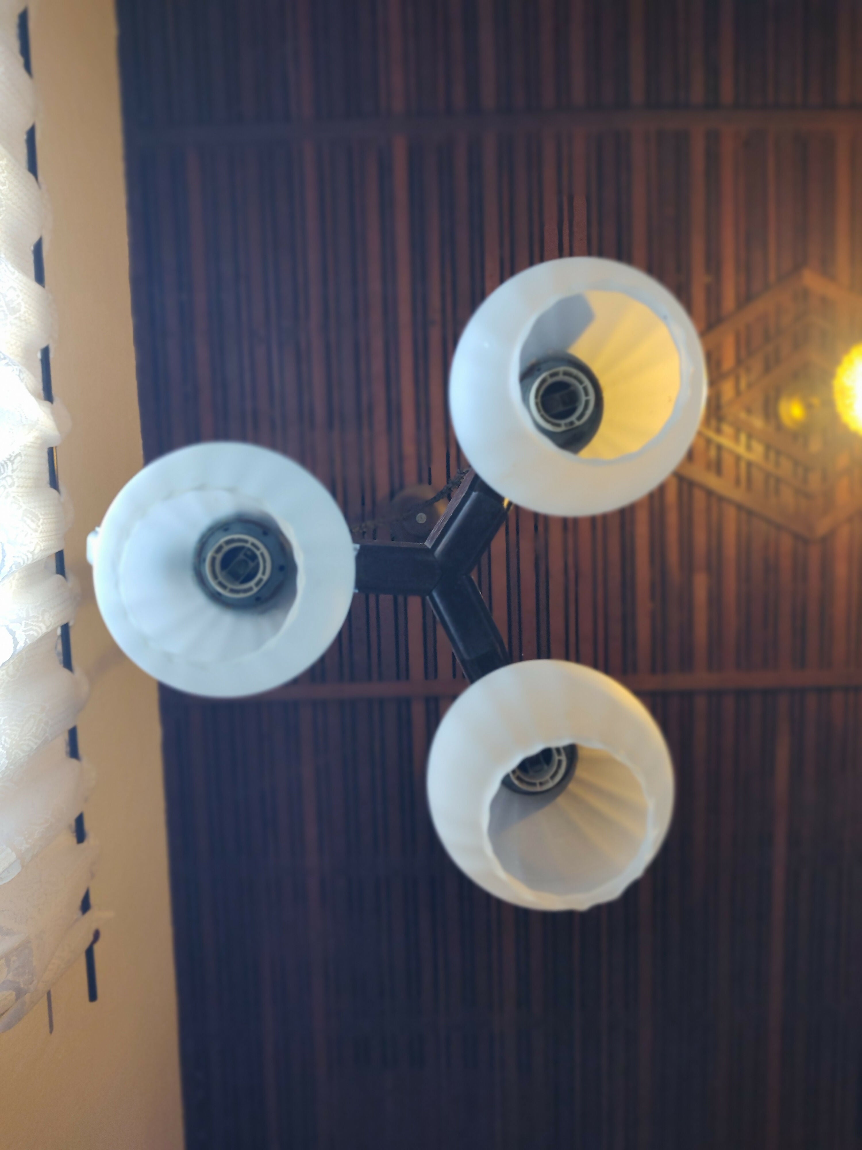 Antigo Lustre anos 70 em madeira, ferro e vidro leitoso (3 bocas)