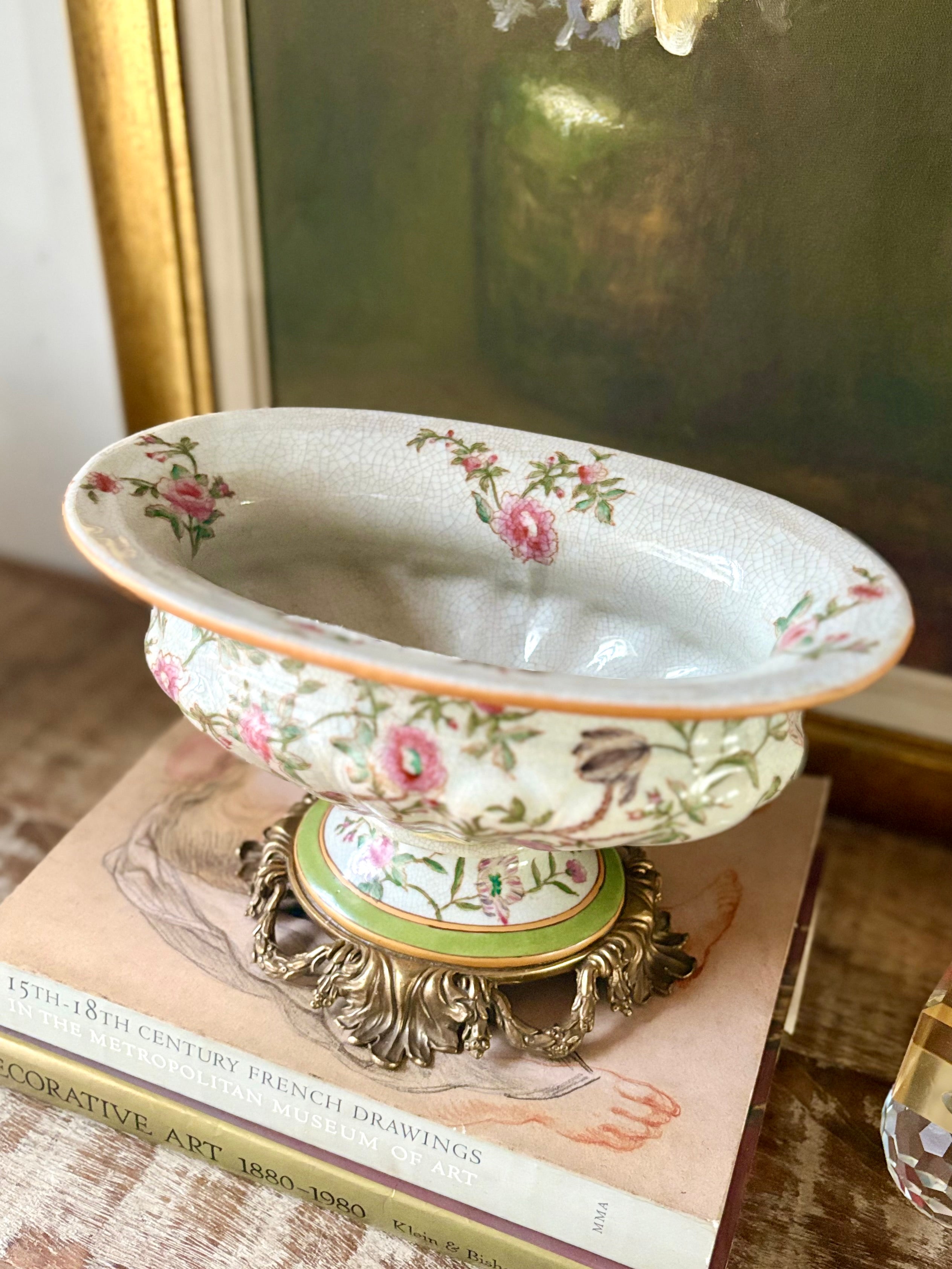 Floreira de porcelana craquelada com decoração floral 