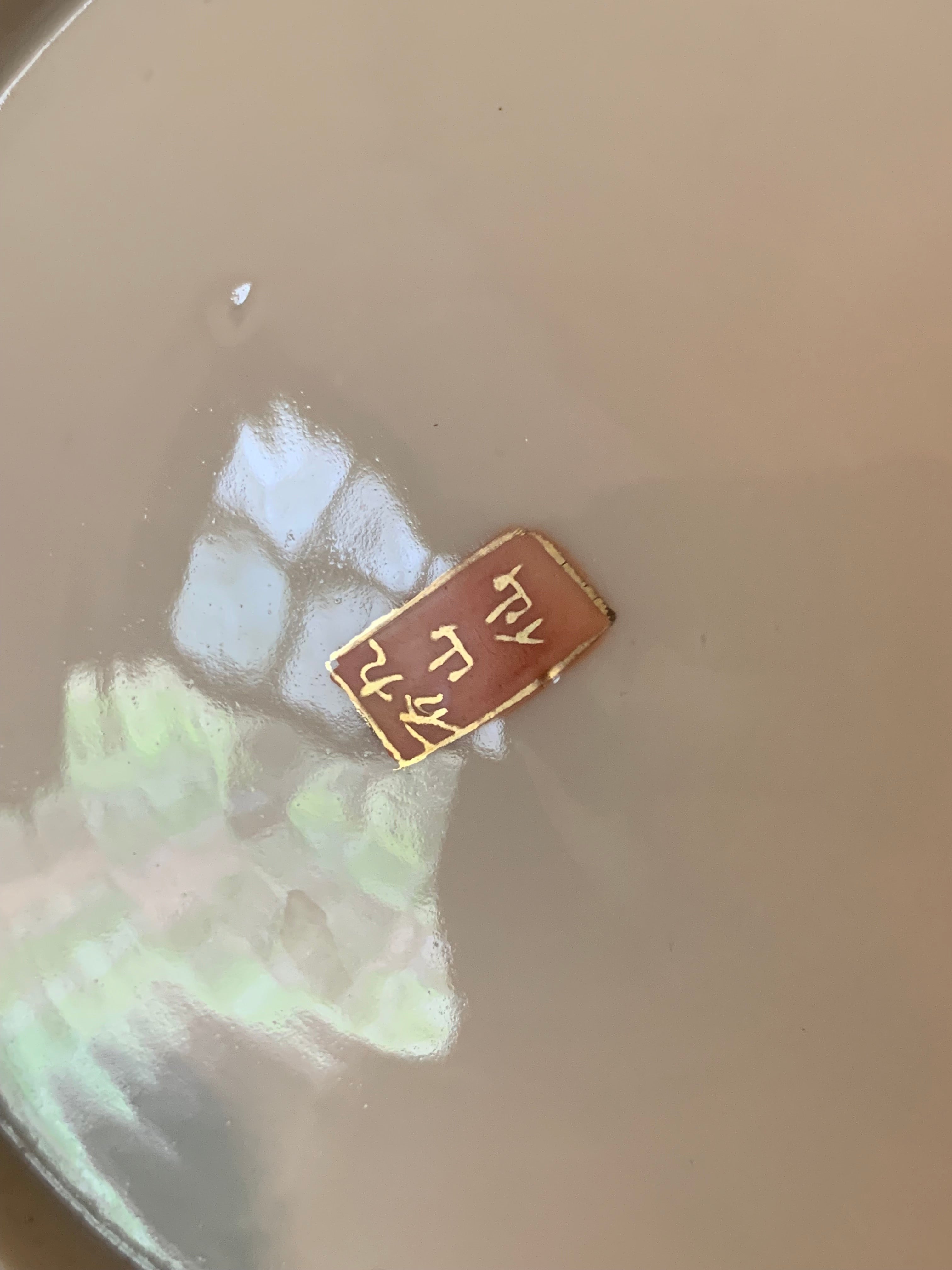 Lindo prato japonês em porcelana pintado a mão em tons Terrosos 