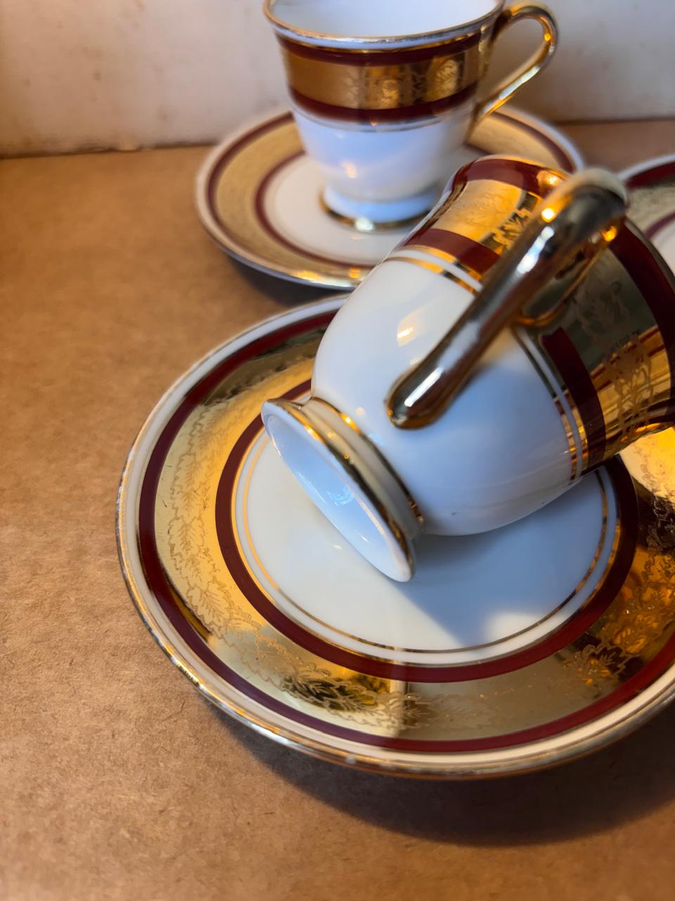 Conjunto de seis xícaras de café com pires em porcelana vinho e dourada PD 541 (DMCPS_304)