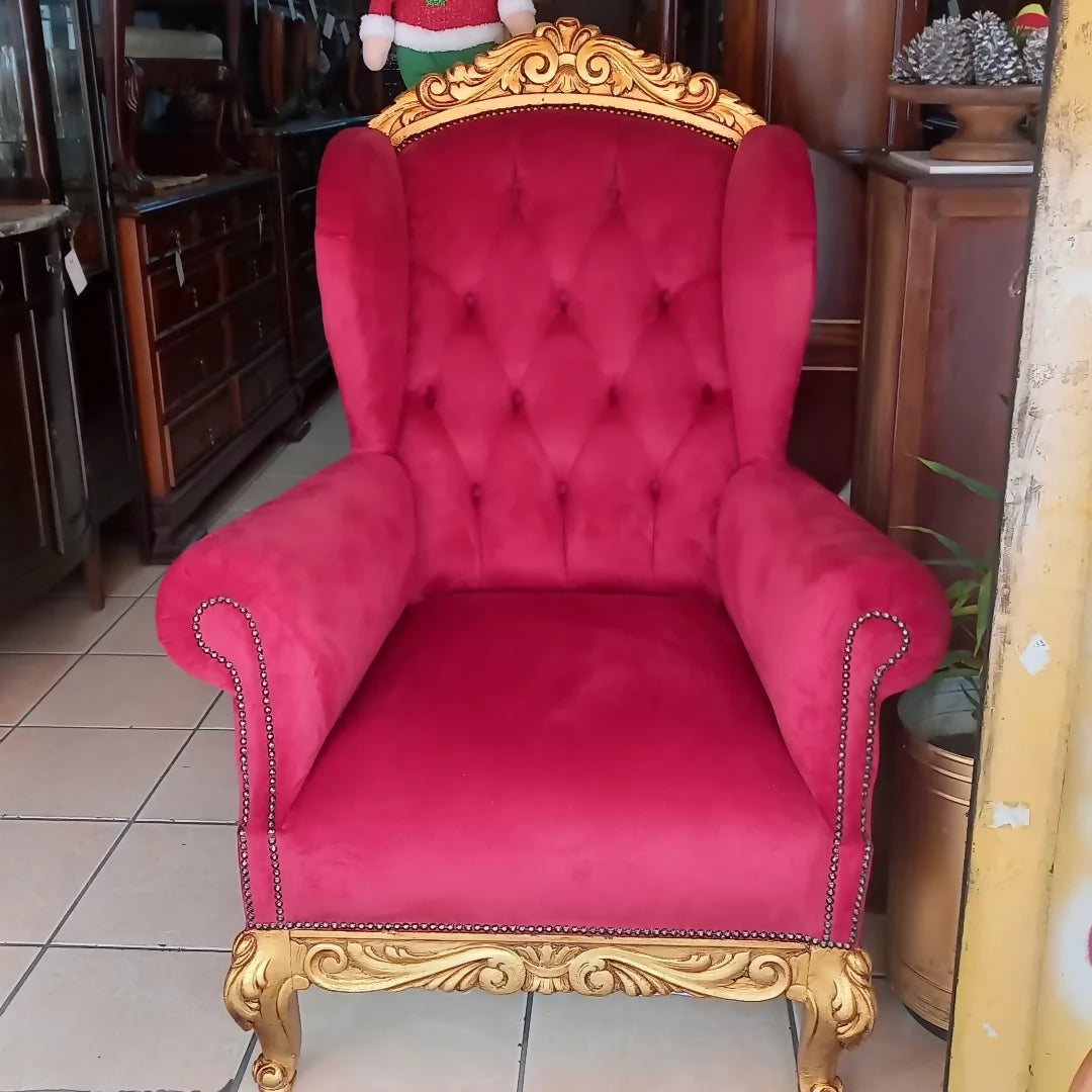 Poltrona de Papai Noel Luis XV dourada e estofado vermelho 