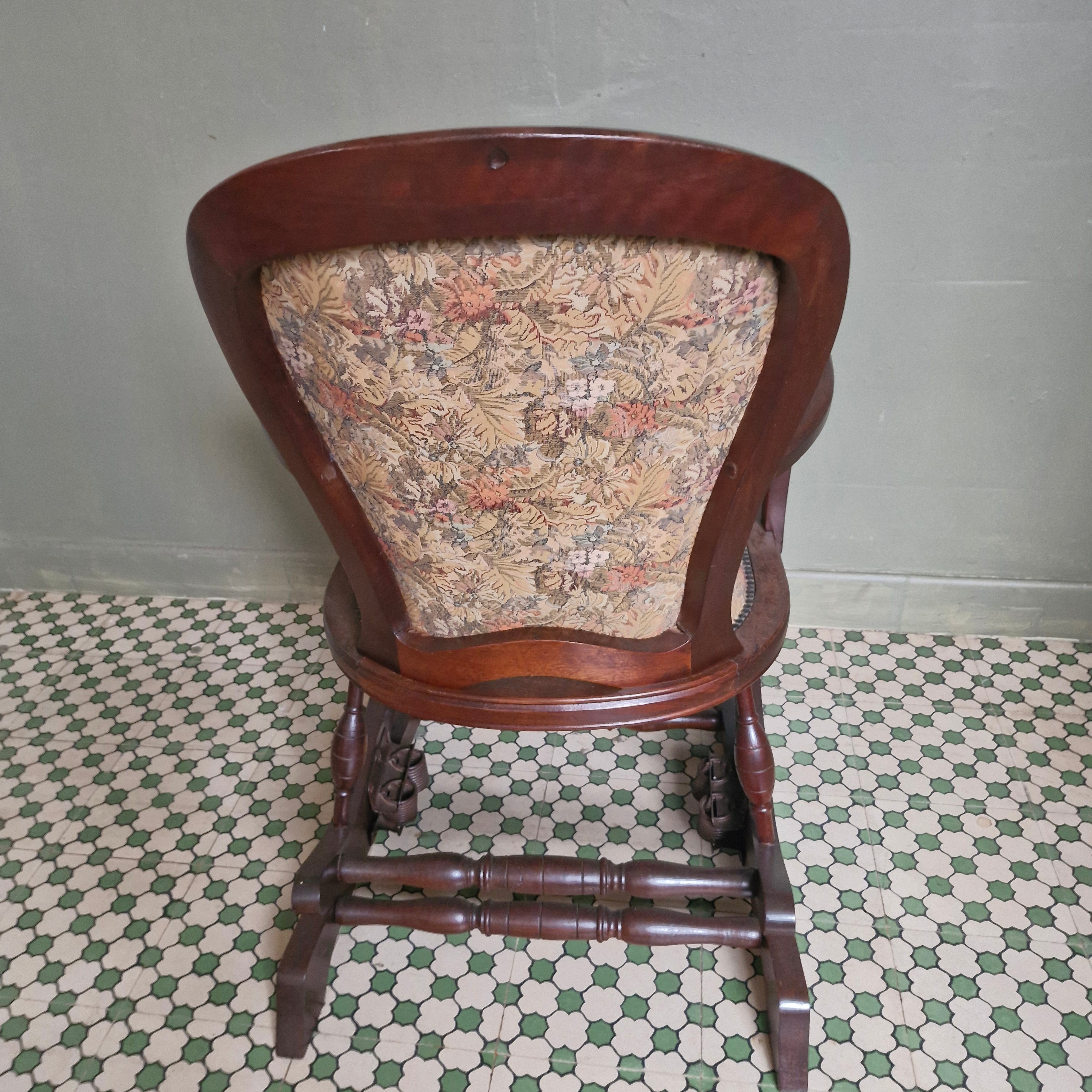 Cadeira de Balanço com estofado floral 