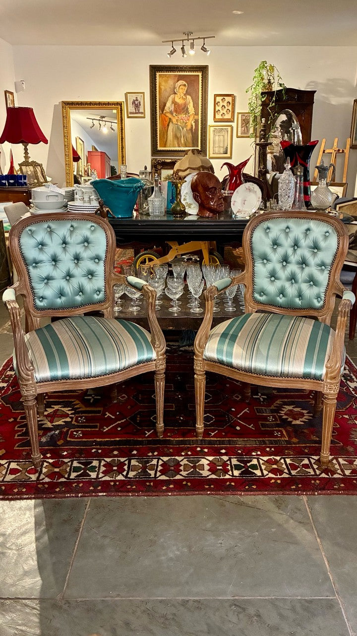 Par de Poltronas Estilo Luís XVI em tecido listrado 