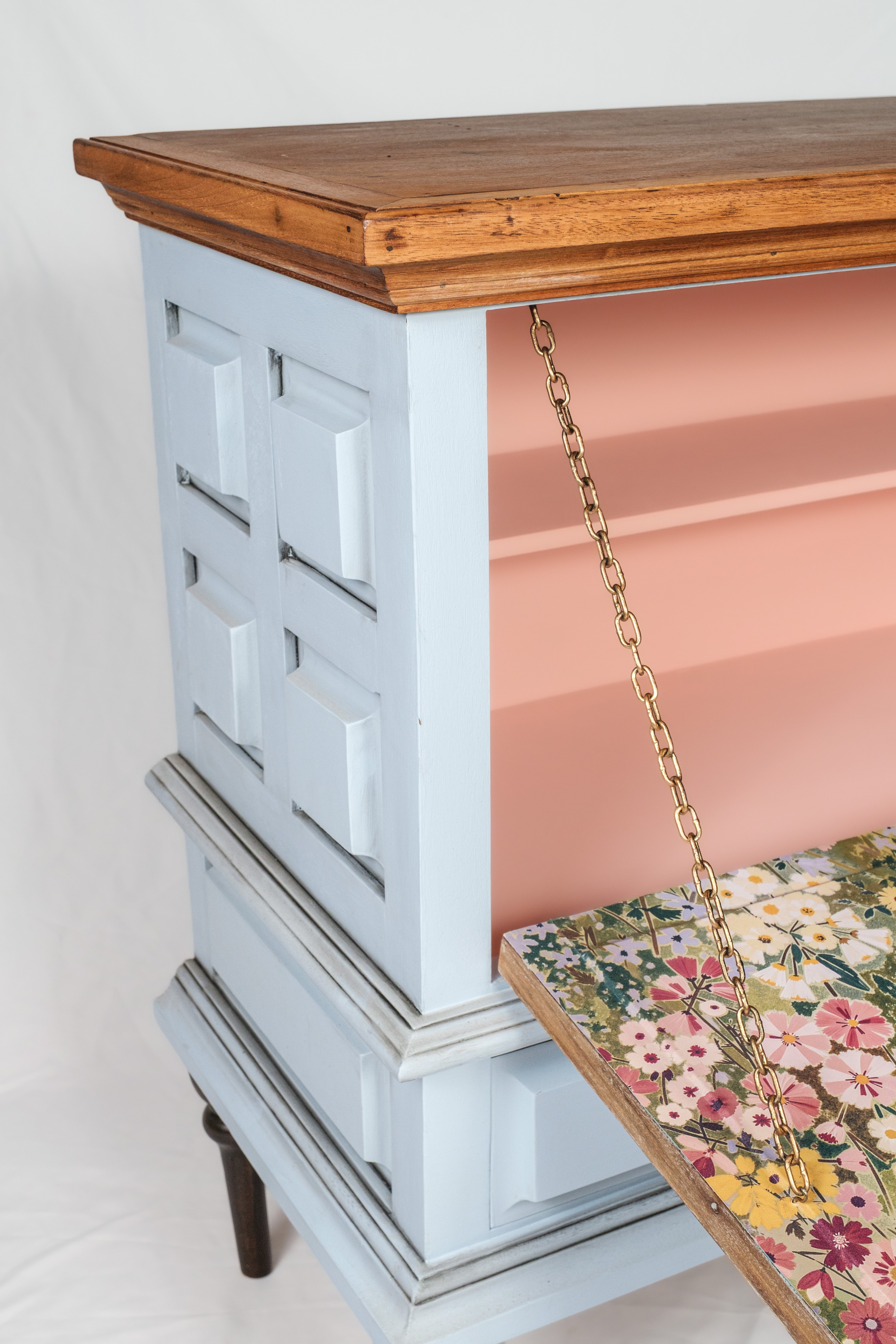 Barzinho Buffet Vintage em Madeira azul claro com Porta Basculante e Gavetas – Jardim Floral