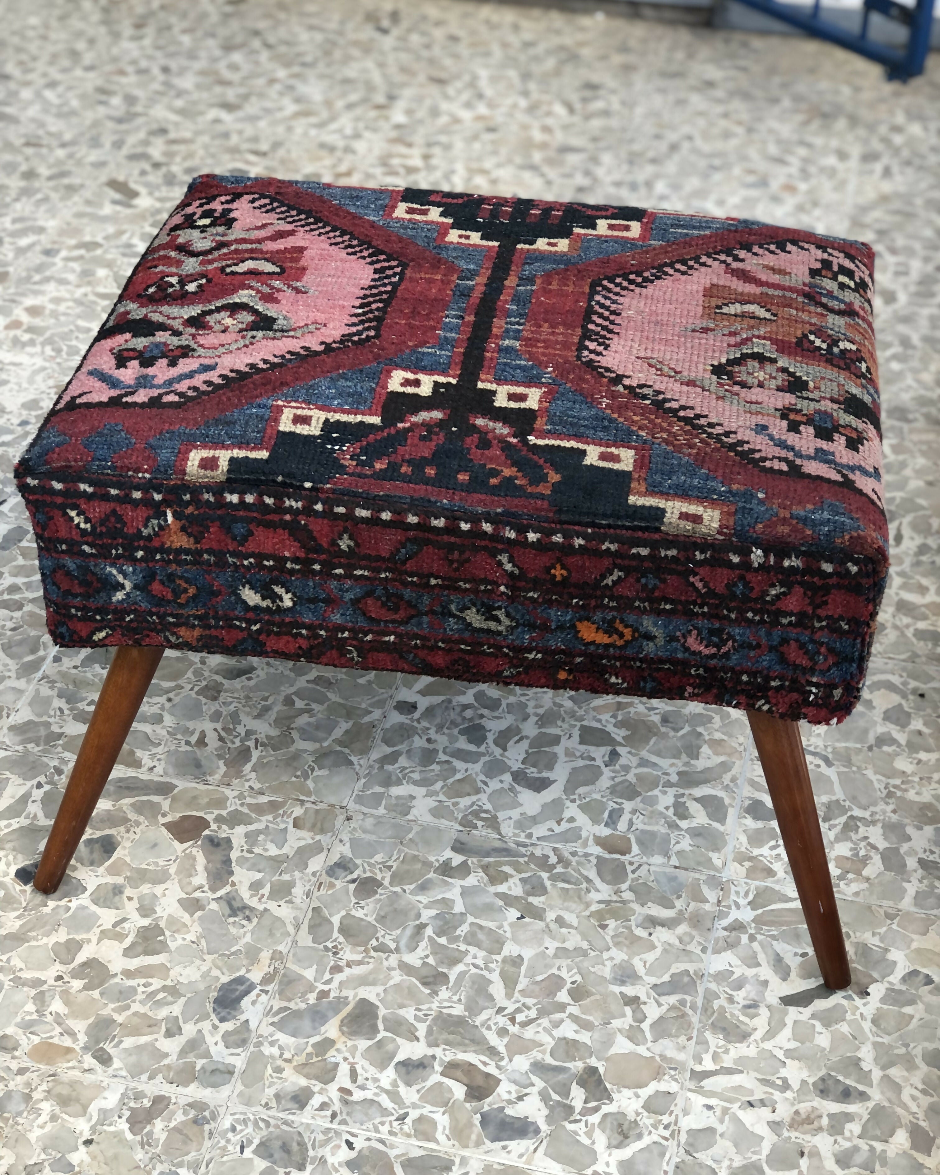 Puff com pé palito e tapeçaria persa (valor unitário)