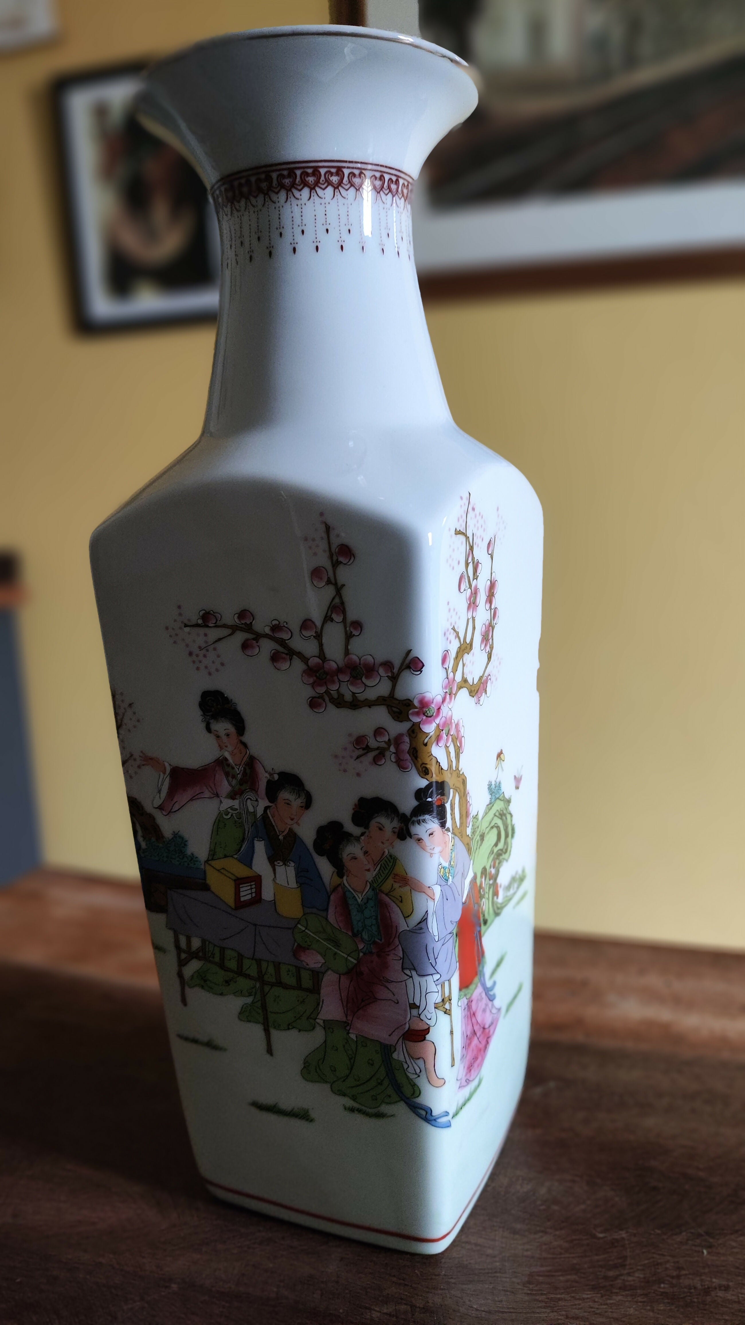 Vaso Oriental em porcelana com desenhos chineses