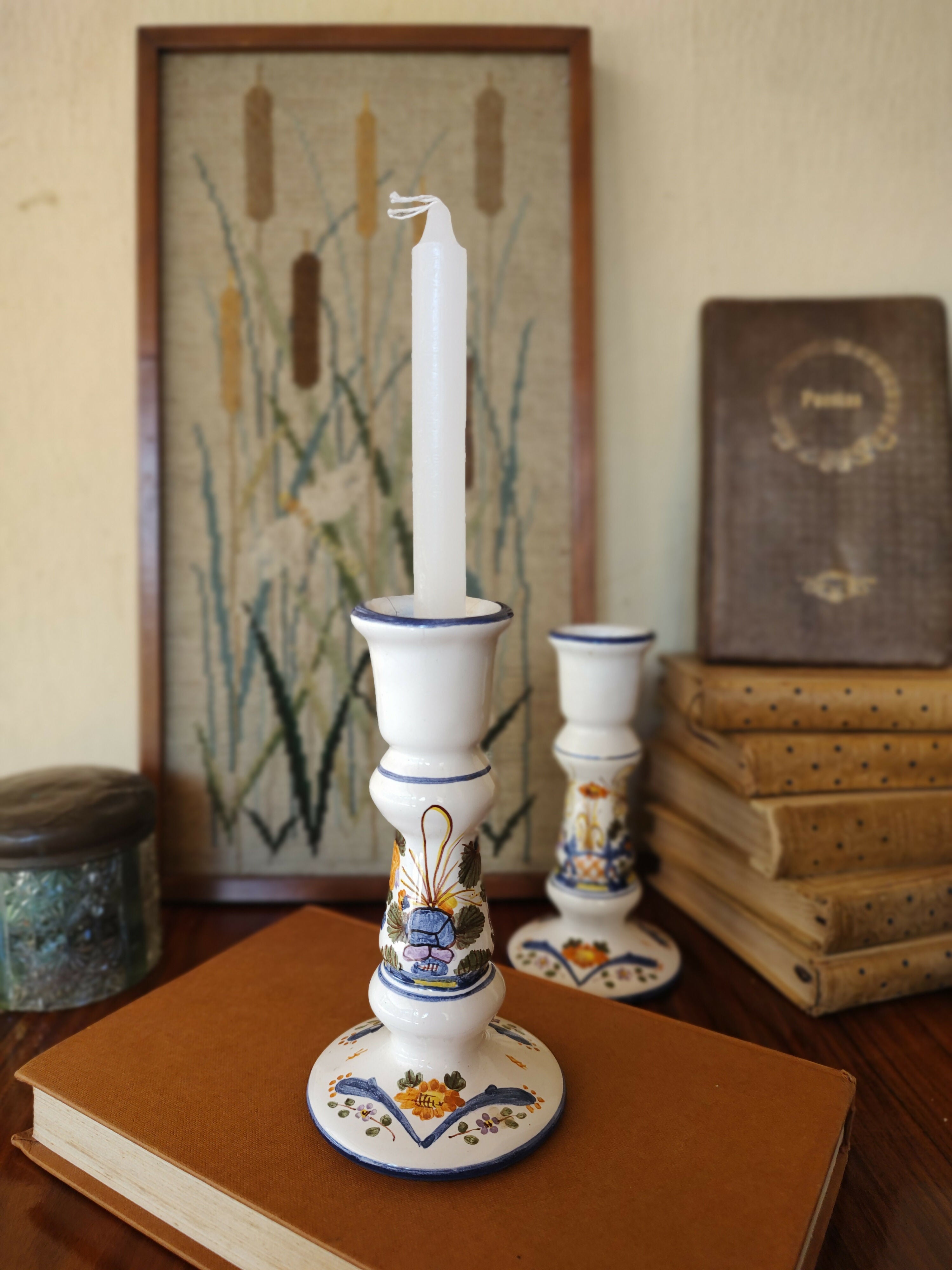 Belíssimo Par de Castiçais em faiança pintada à mão