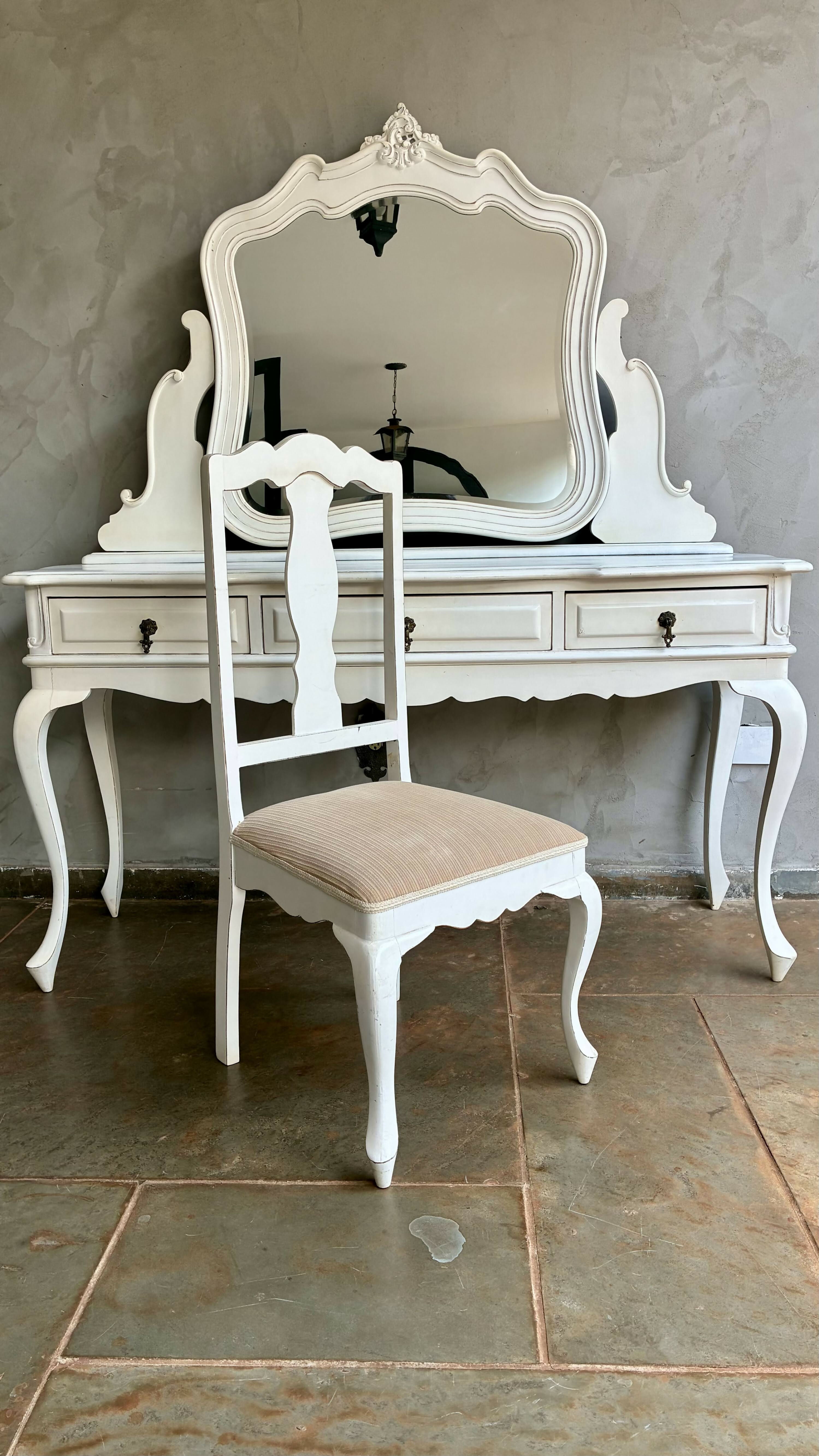 Penteadeira estilo Luis XV com cadeira