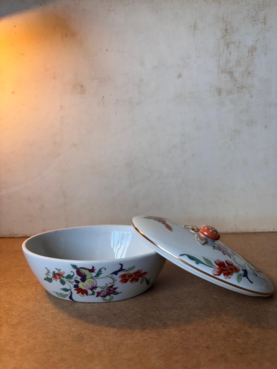 Caixa Oval Mildred Samatra em porcelana Vista Alegre com pegador de morango (DMCPS_776)