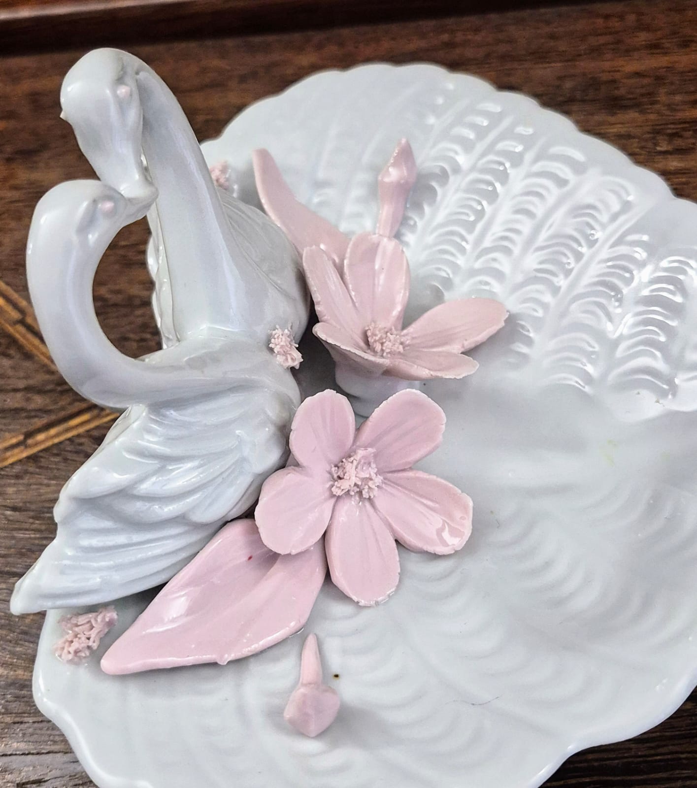 Fofíssimo e muito romântico porta-alianças ou pinga-joias em porcelana italiana Nuova Capodimonte,  em perfeitissimo estado. Em formato de 2 cisnes e flores. Uma graça!