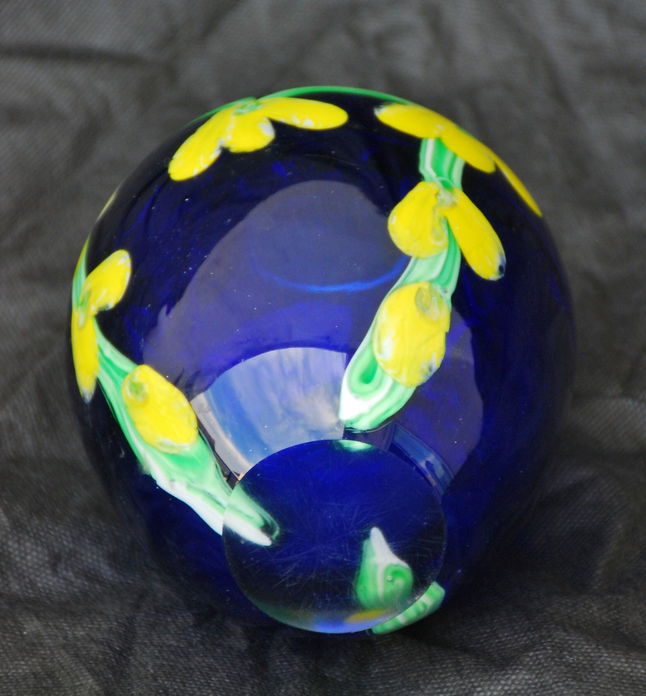 vaso de vidro Murano em formato ovo , vidro artístico soprado 13 x 12 . anos 70