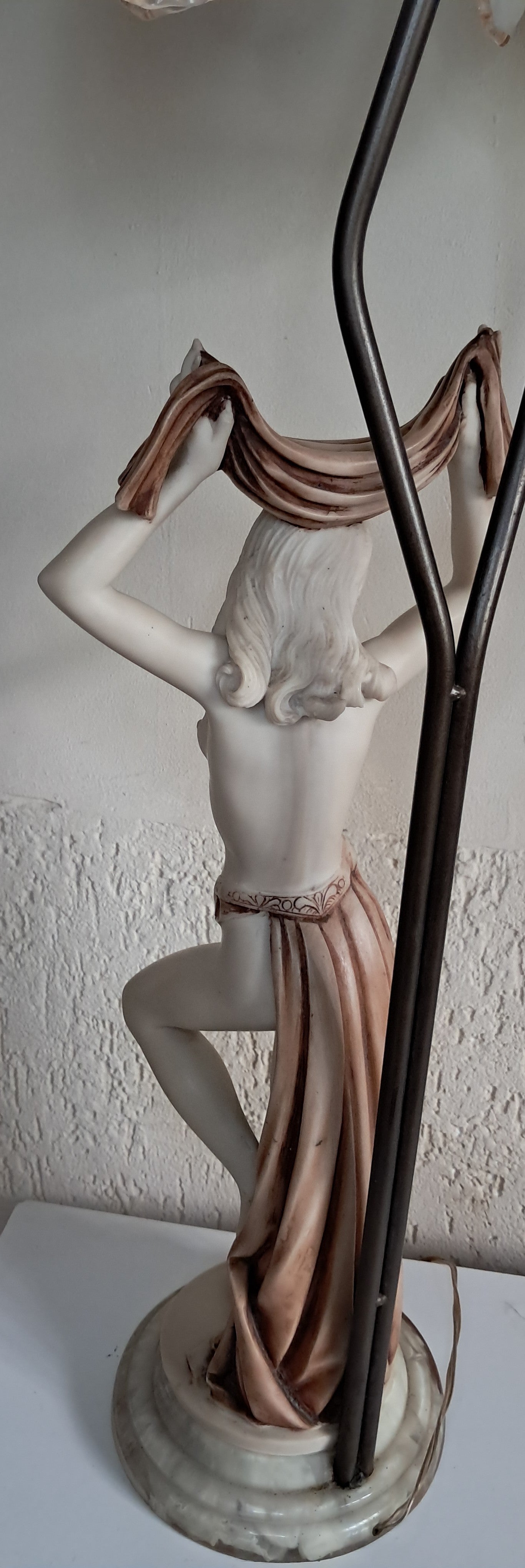LUMINÁRIA ESCULTURAL ITALIANA — ARNALDO GIANNELLI, 1982. retratando figura feminina