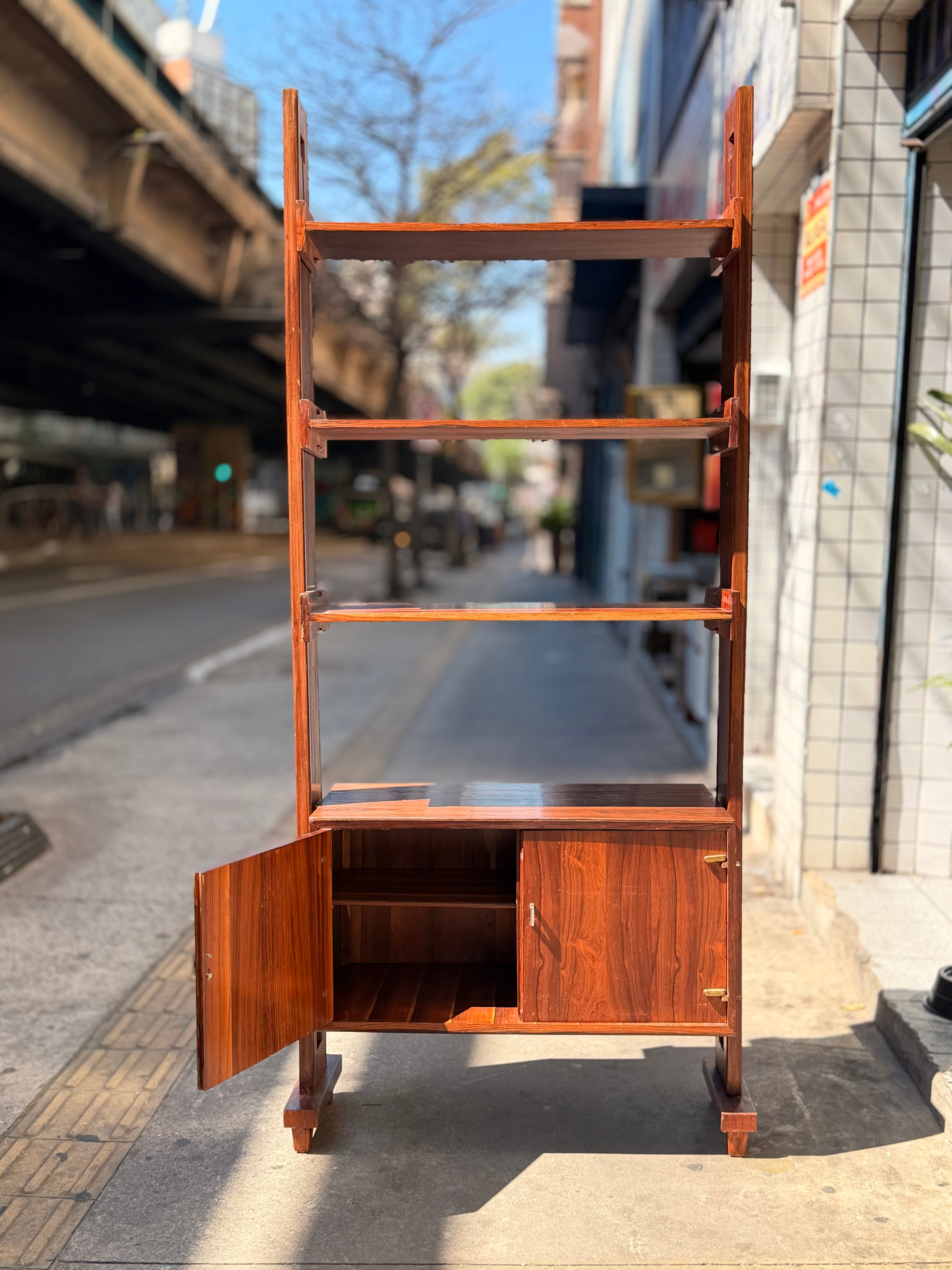 Estante modular, coluna única e folheada em jacarandá