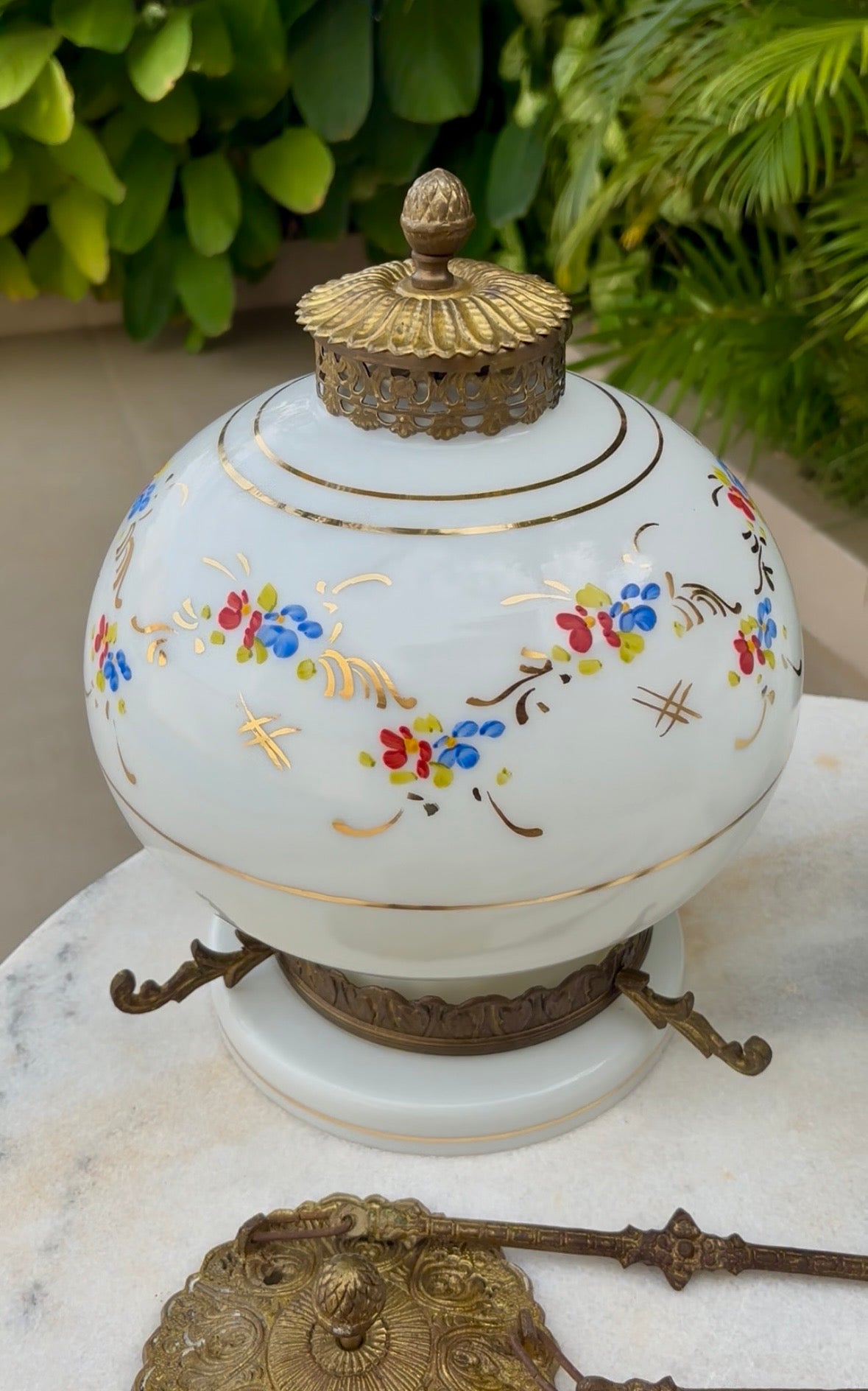 Par de Lustres Pendentes Estilo Lampião Colonial com detalhes florais pintados à mão – Décadas de 1940/1950