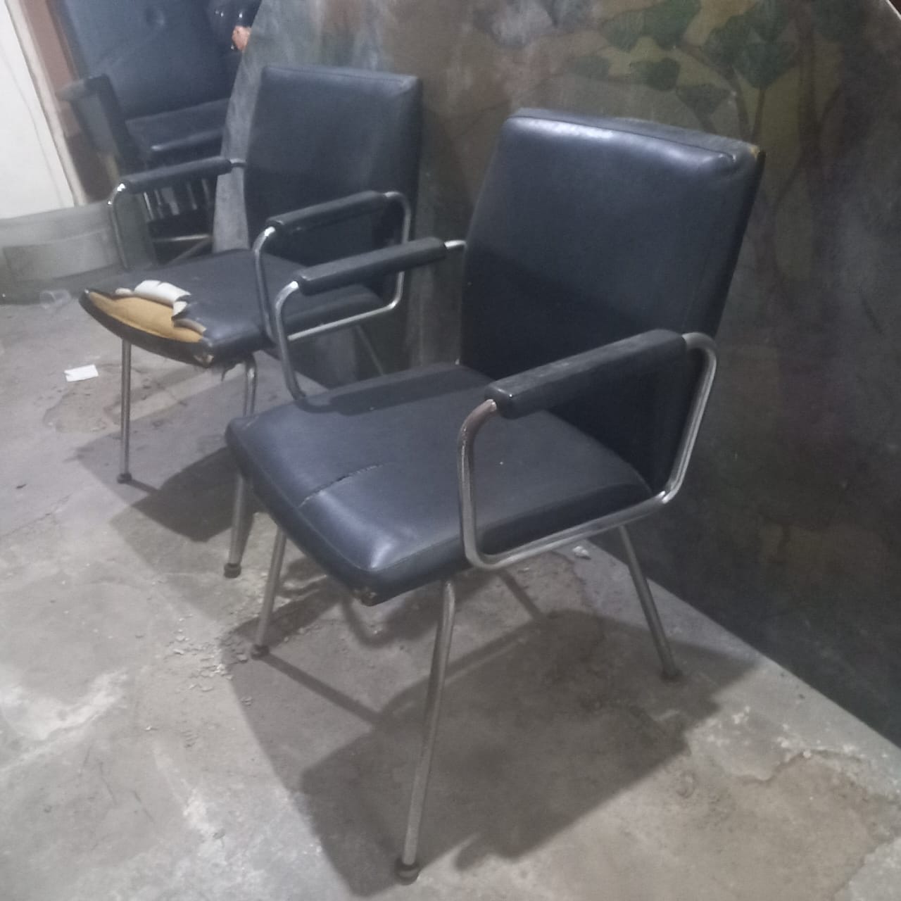 Par de cadeiras cromadas com braço e estofado preto 