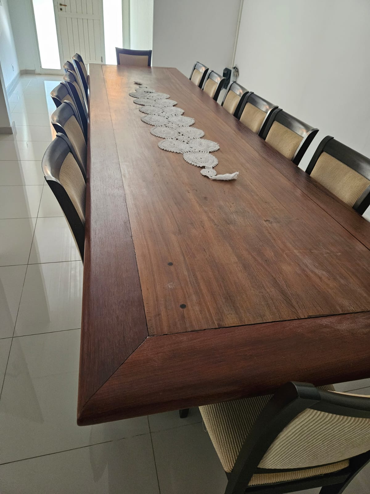 GRANDE MESA DE MADEIRA IMPONENTE E ELEGANTE COM CADEIRAS - 14 LUGARES COMPLETA