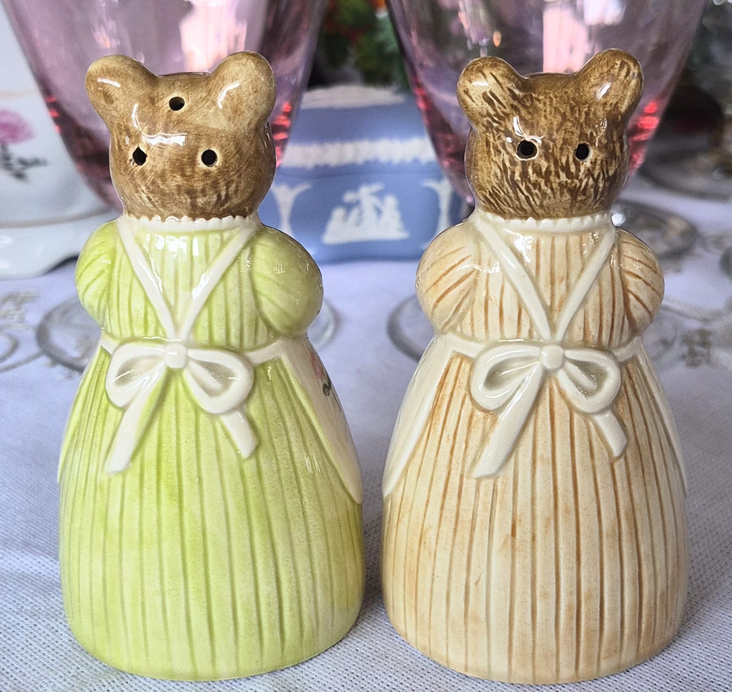 Conjunto de saleiro e pimenteiro em porcelana vintage japonesa Otagiri em formato de Ursinhos perfeitos.