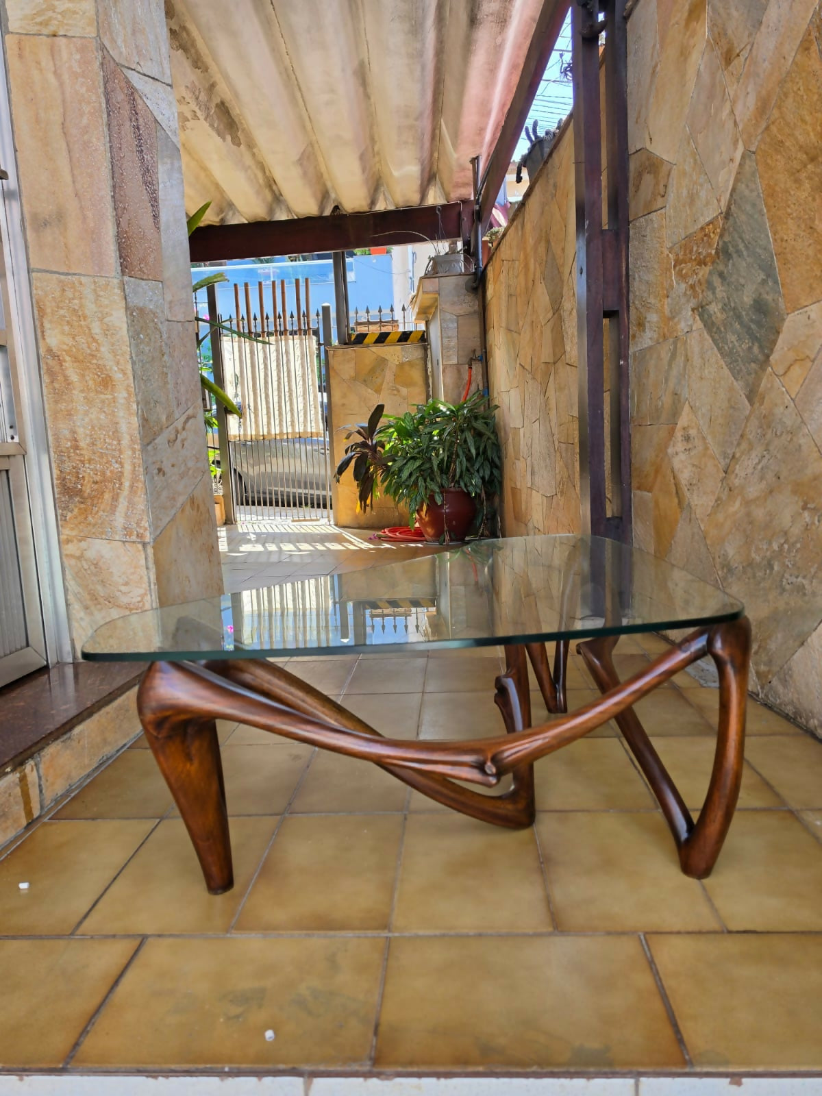 Mesa de centro orgânica anos 50 com base em madeira esculpida e tampo de vidro