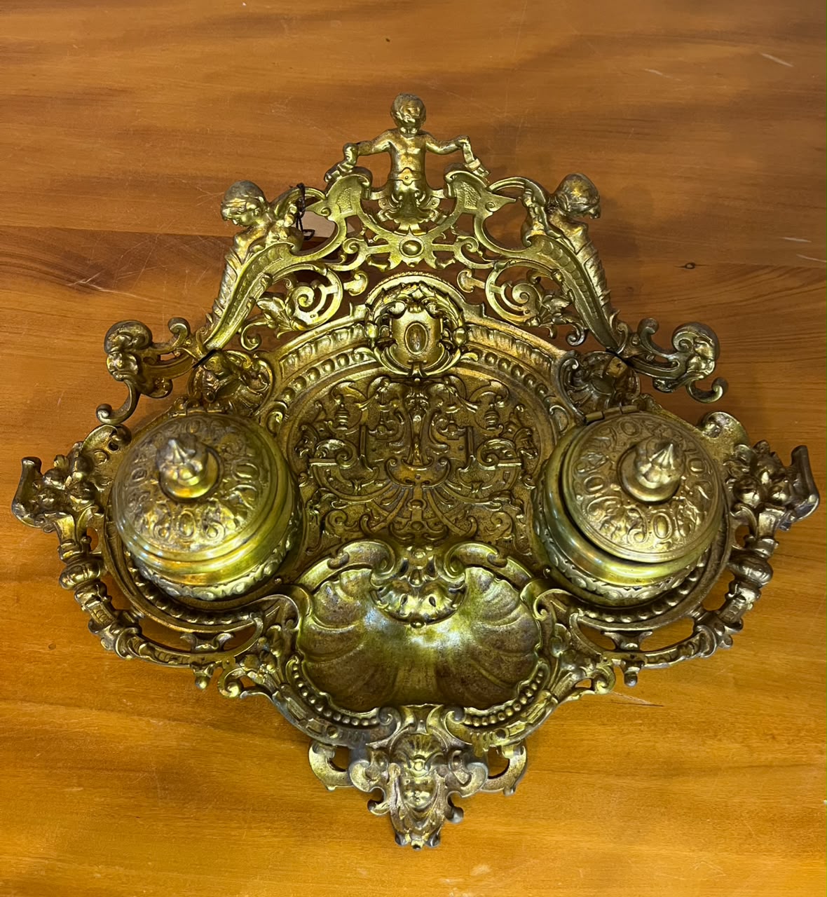 Tinteiro de Mesa Duplo Ornamentado em Metal – 29 × 20 cm