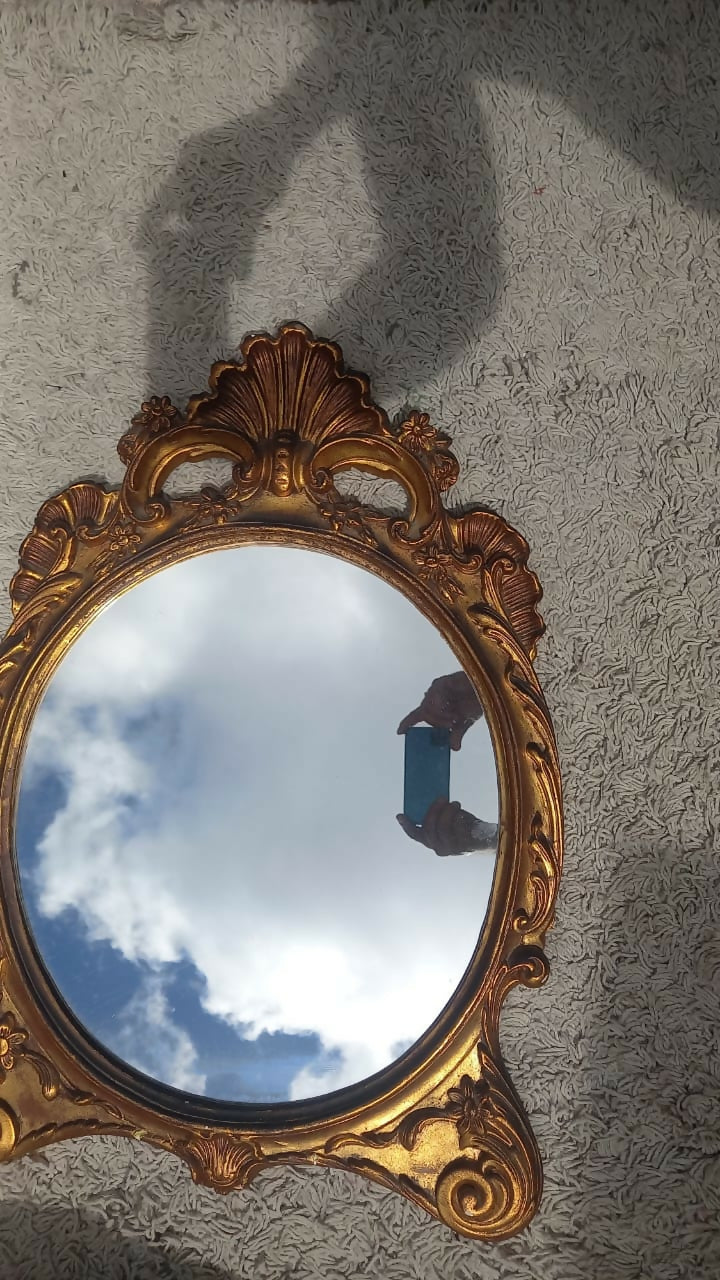 Espelho e aparador dourados