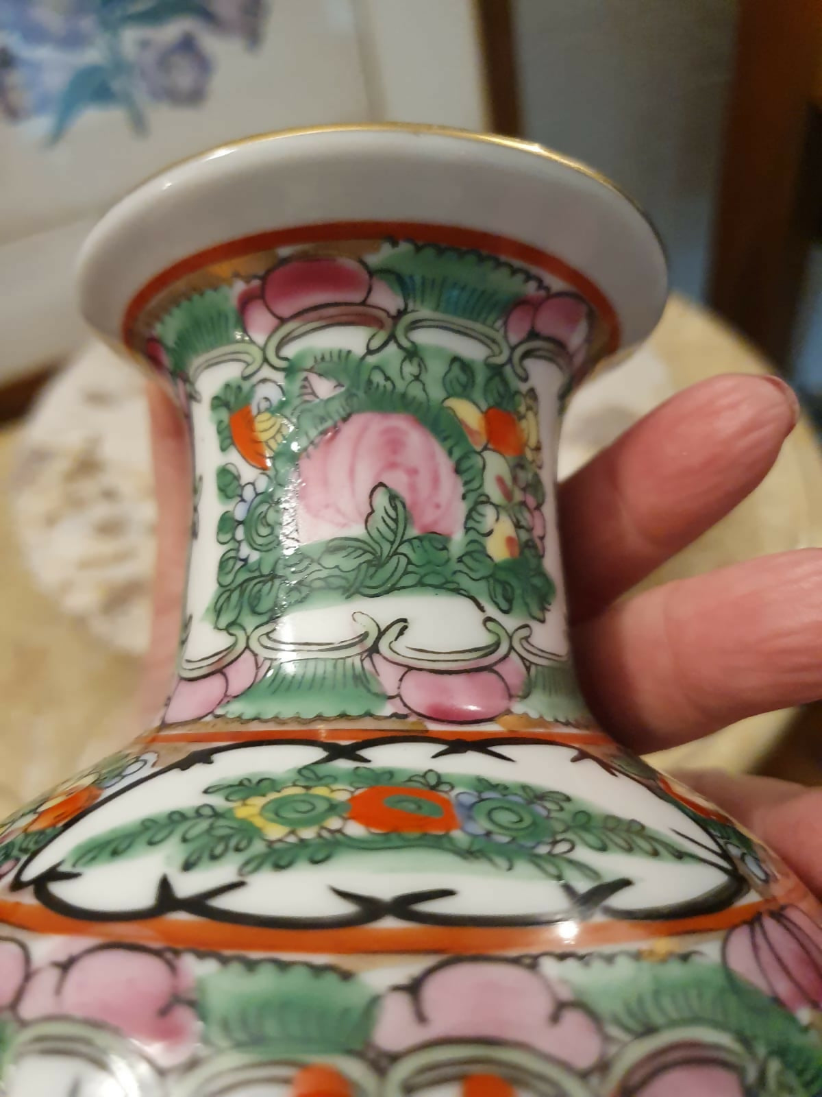 Vaso em porcelana chinesa esmaltada padrão Família Rosa, decoração Mandarim. Lindo e impecável!