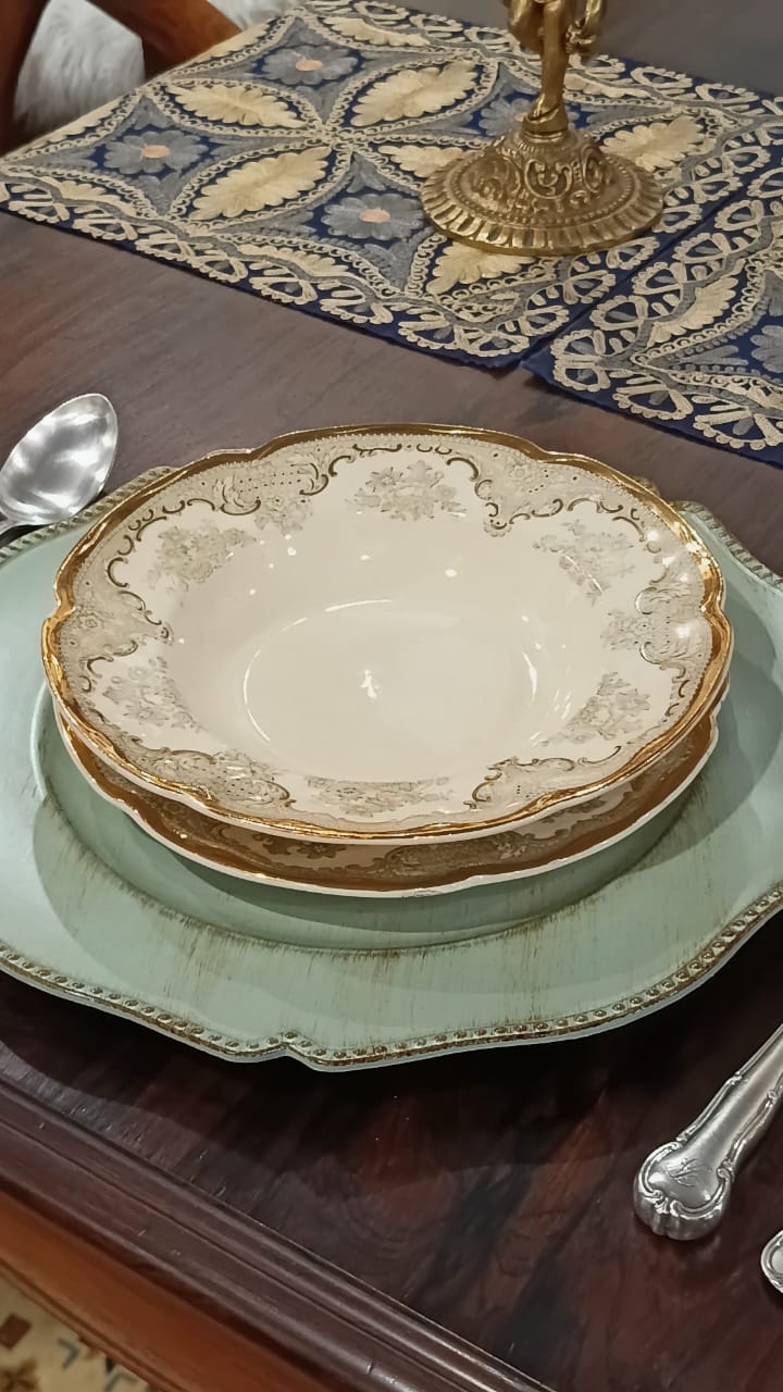 Jogo de Jantar 39 peças  - Porcelana São Caetano com detalhes em dourado 