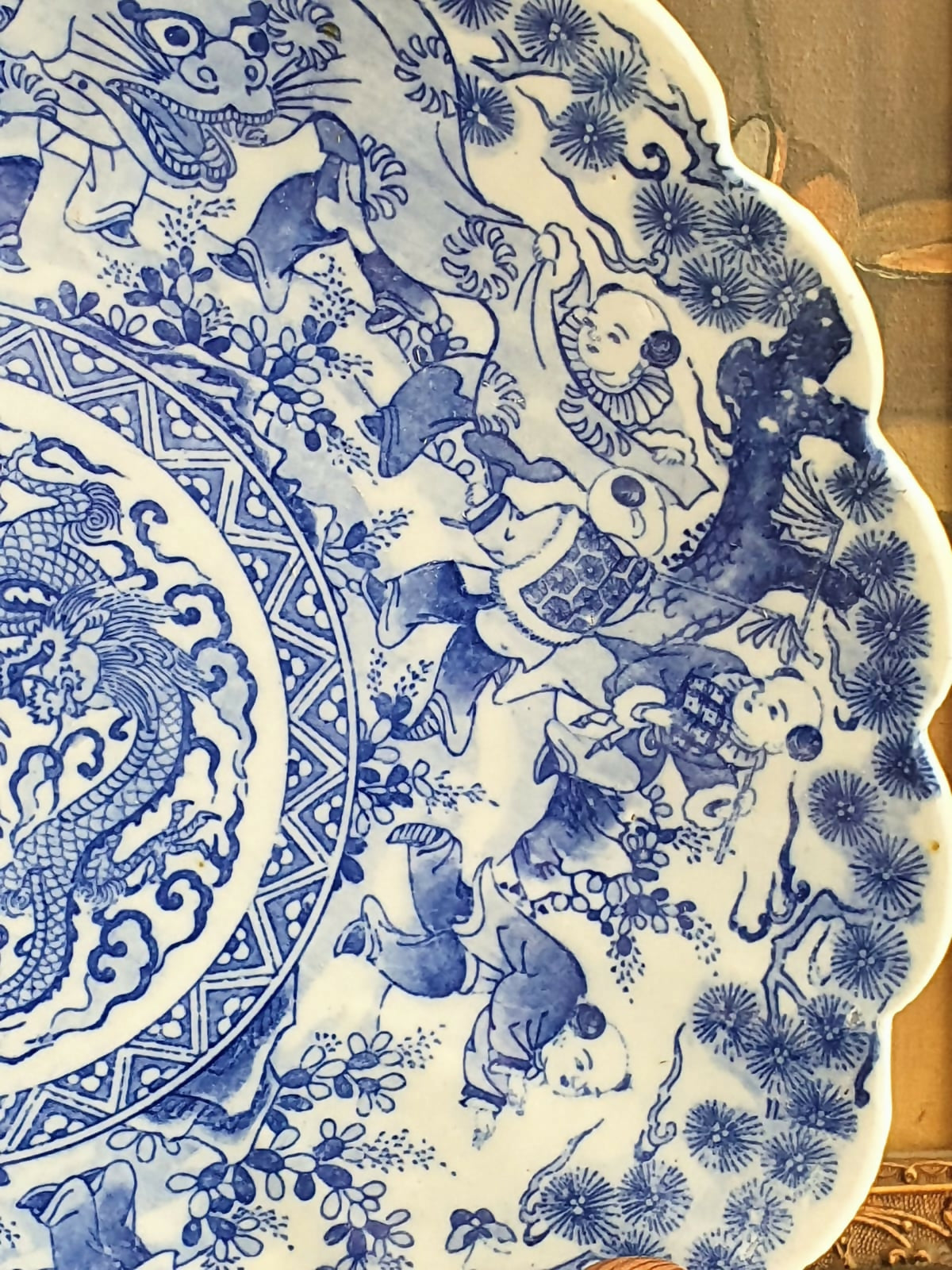 Maravilhoso medalhão decorativo antigo (cerca de 1900) em porcelana chinesa azul e branca.