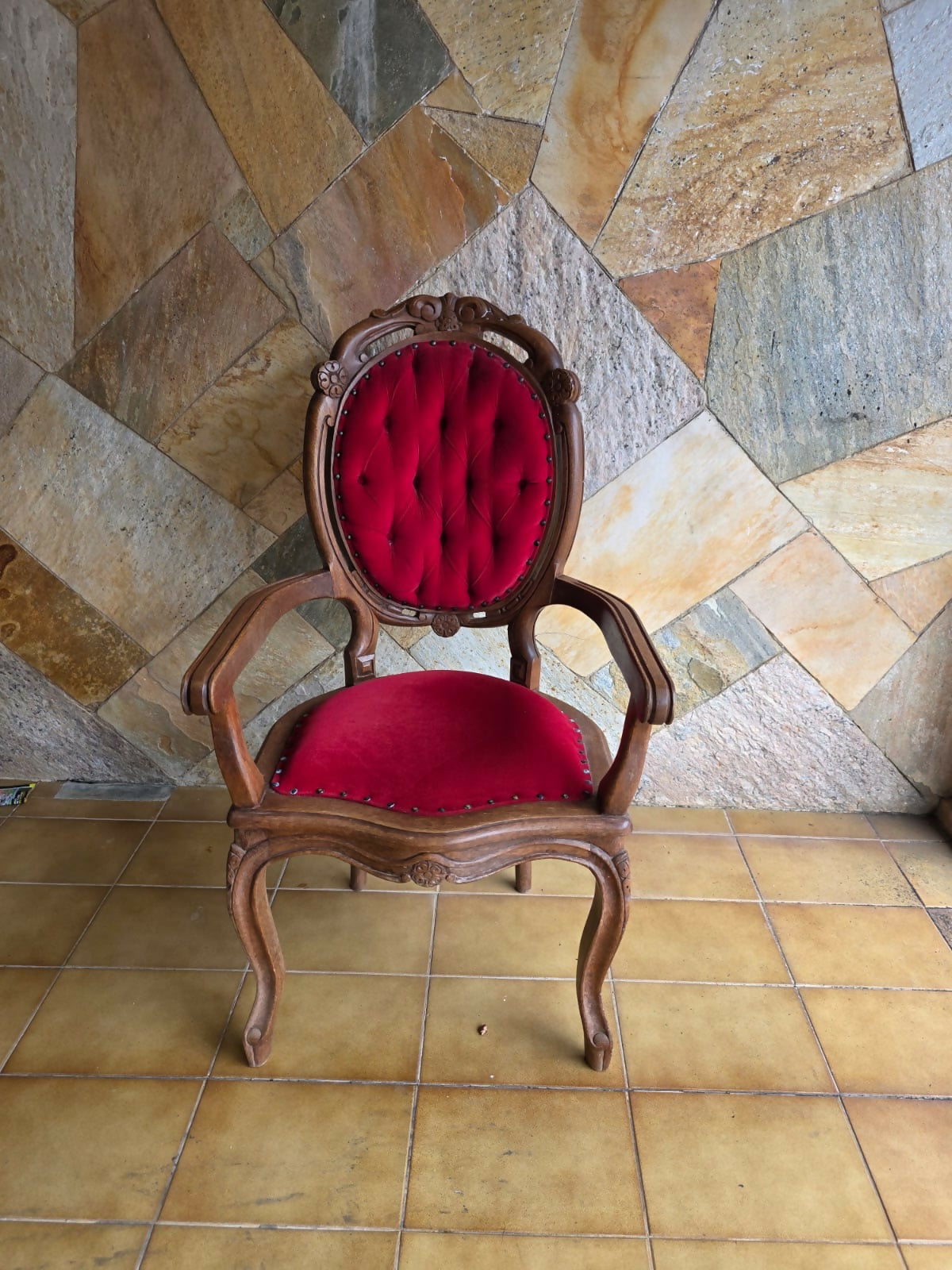 Cadeira medalhão entalhada com estofado vermelho