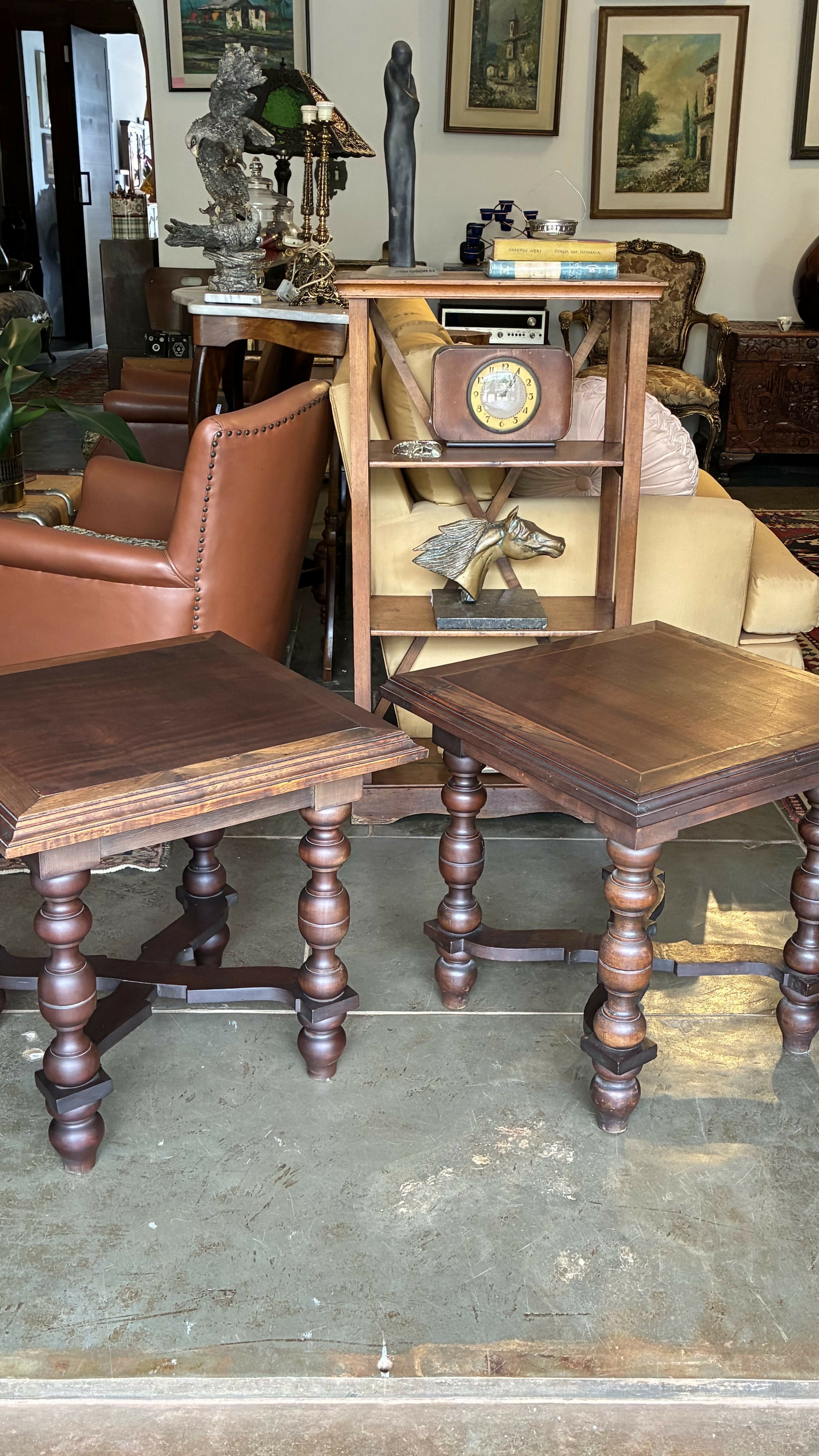 PAR DE MESINHAS DE CANTO