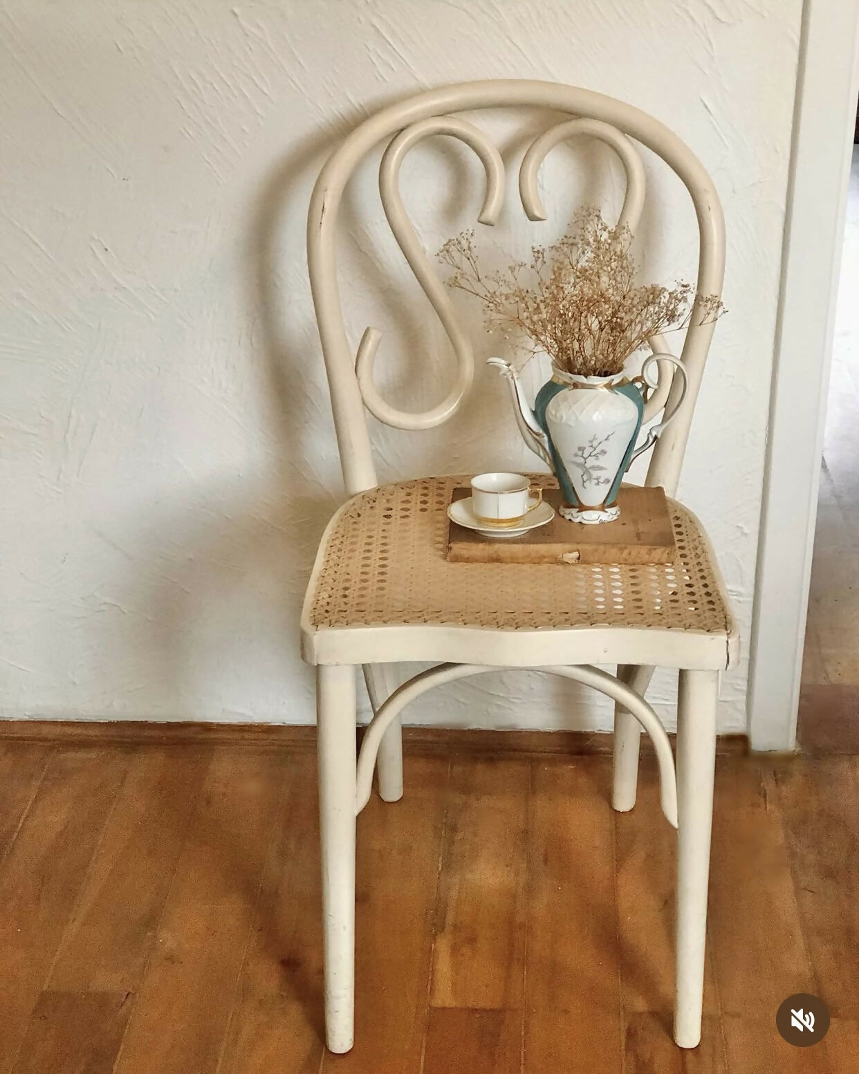 Cadeira Thonet com madeira em branco e assento em palhinha