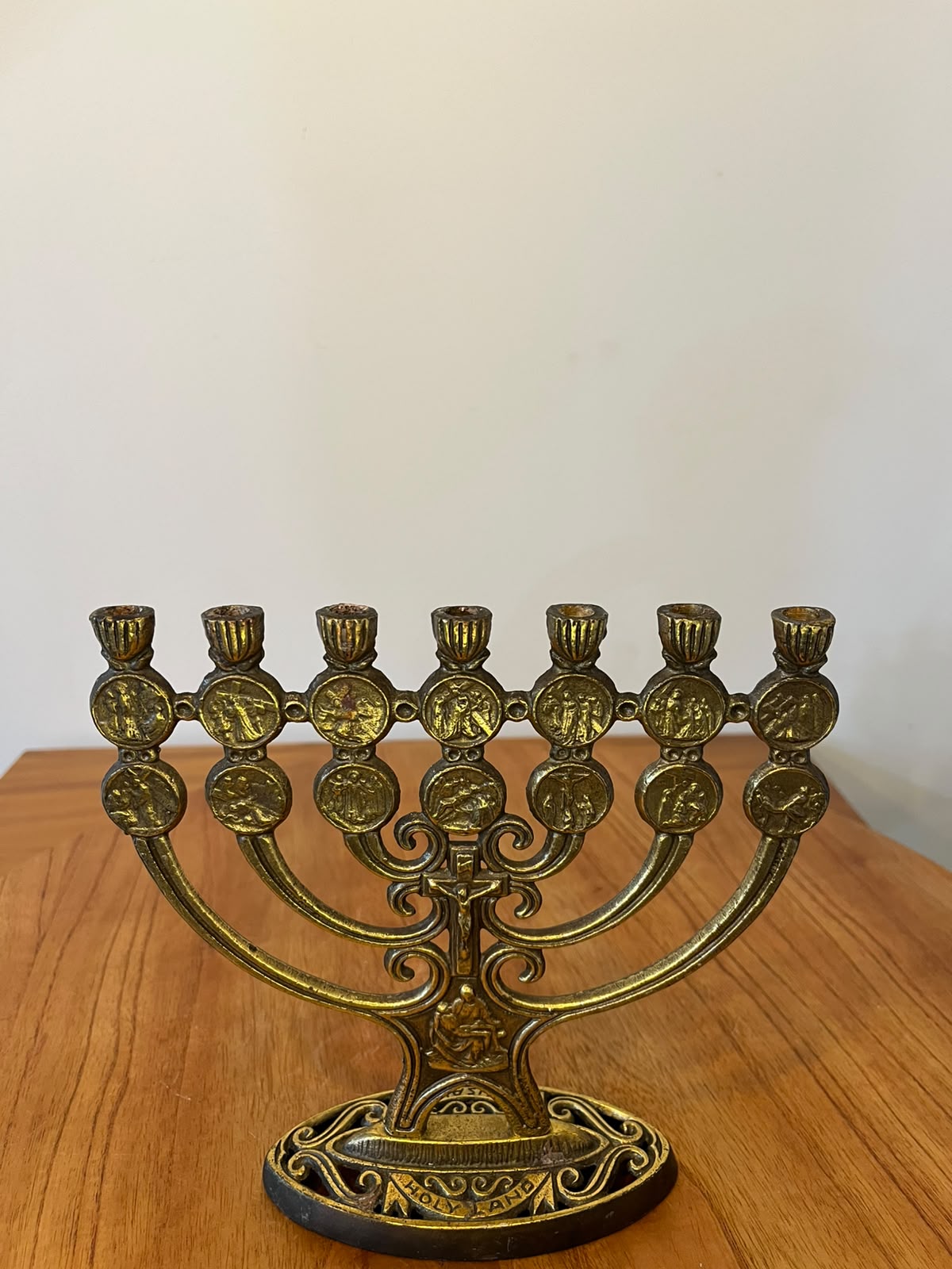 Menorá de sete braços em metal dourado com símbolos bíblicos – Jerusalem Holy Land – 19 cm