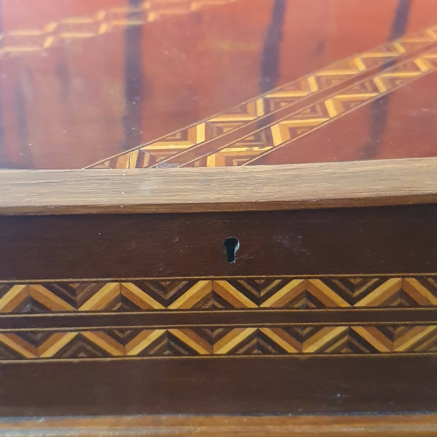 Caixa em madeira, porta joias, trabalhada em detalhes de marchetaria com 2 andares e chave.