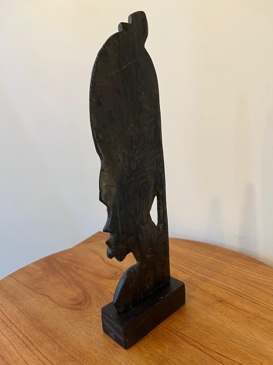 Escultura Decorativa Feminina em Madeira Entalhada – Inspiração Africana – 36,5 cm