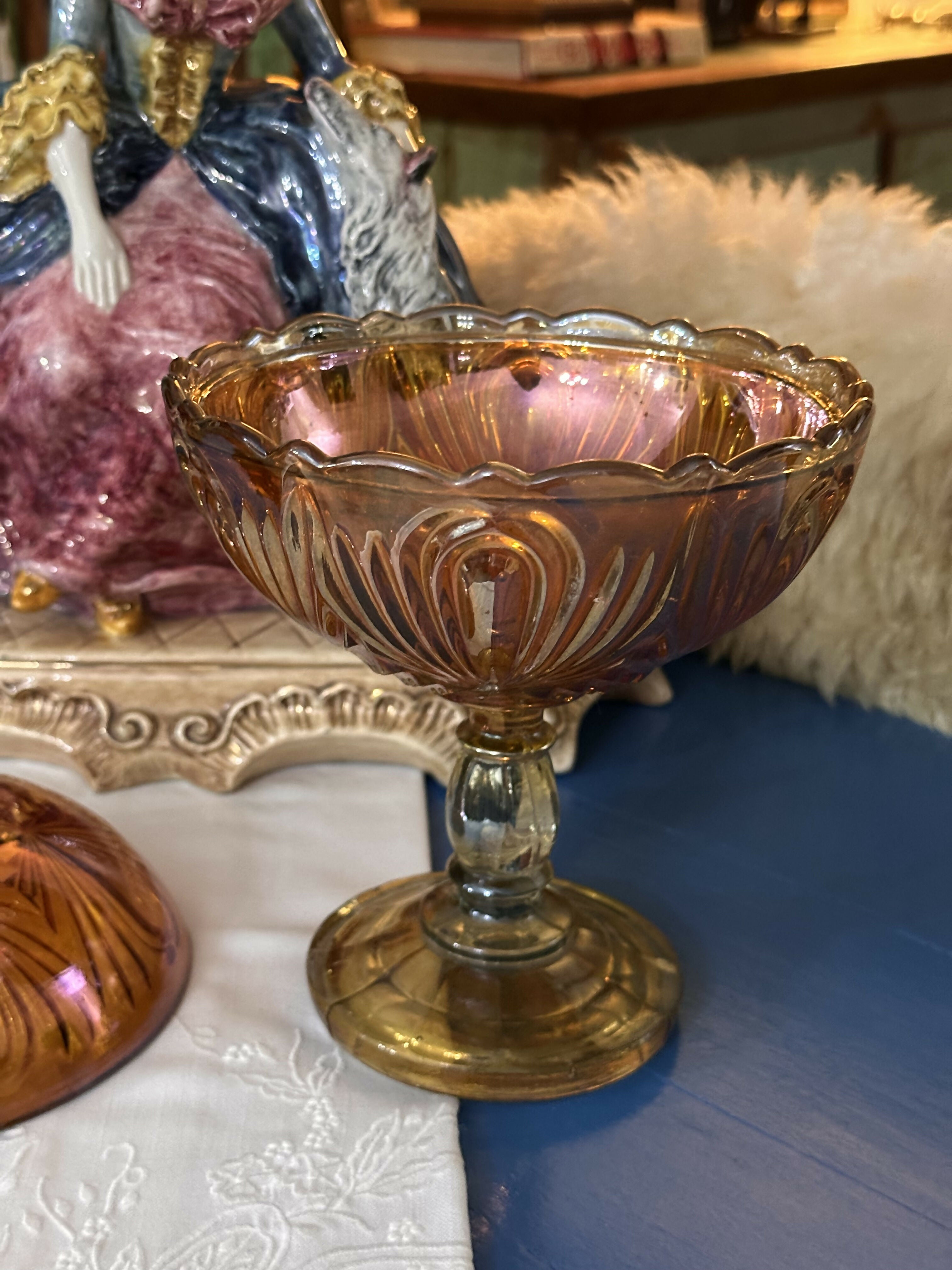 Maravilhosa compoteira antiga de Carnival Glass na cor “fogo” / “marigold” modelo “Lágrima” ou “Gota” em perfeito estado