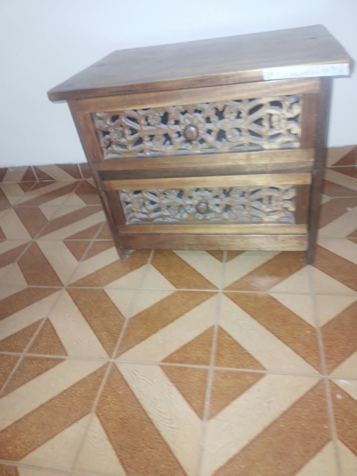 Jogo de quarto: Cama King, 2 mesinhas de cabeceira, um aparador e um espelho.Tudo antigo,entalhado à mão e em perfeito estado!