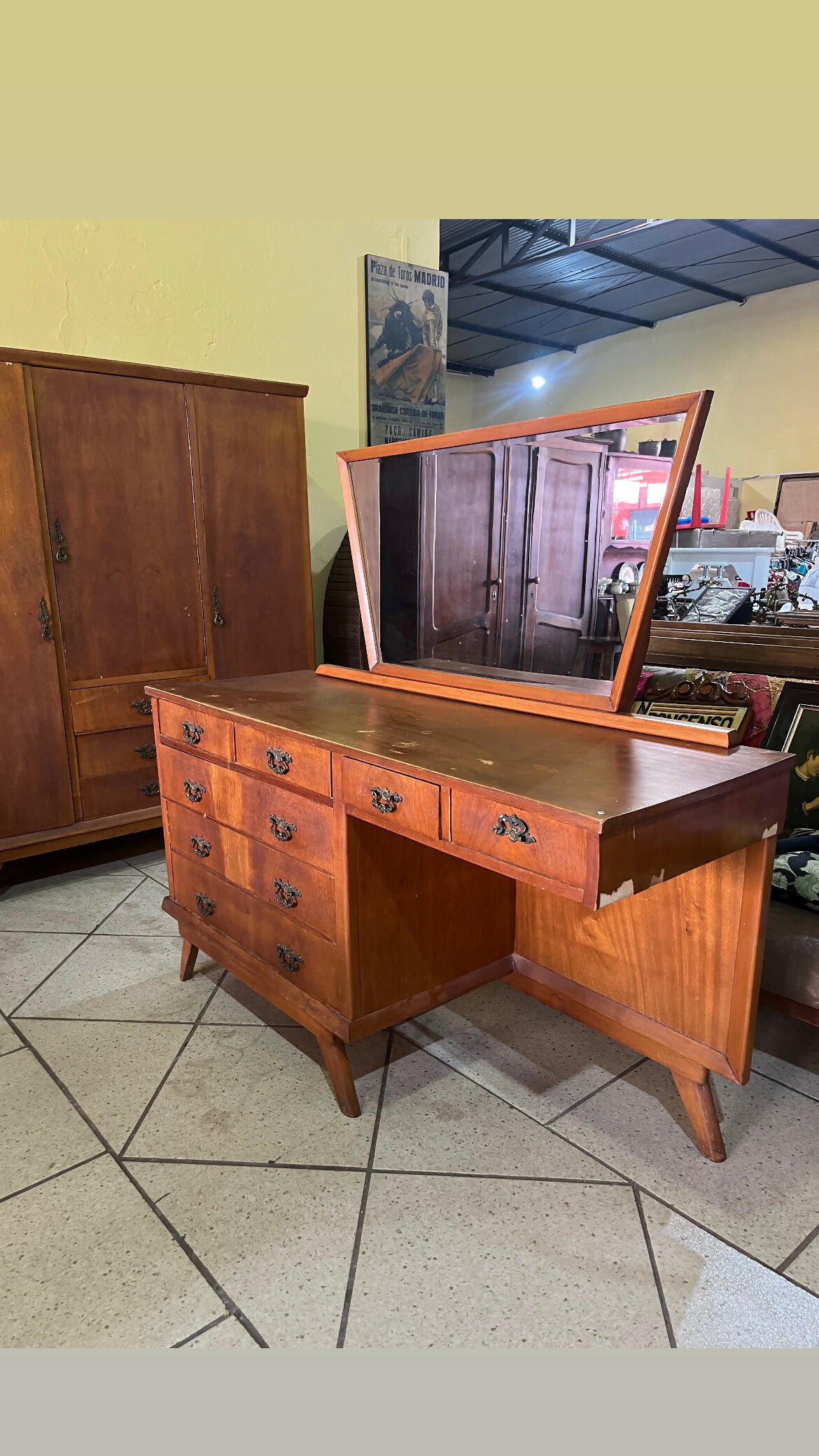 CÔMODA/ESCRIVANINHA/PENTEADEIRA ANOS 50 pés palito (temos o guarda roupas também)