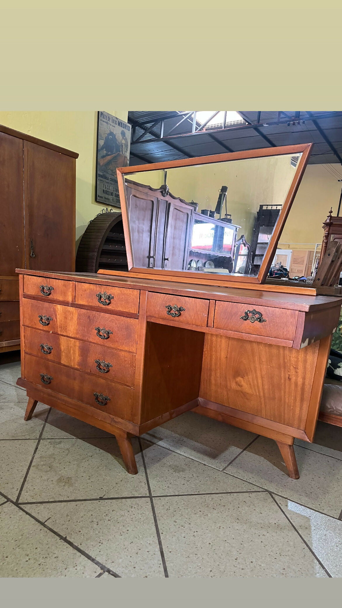 CÔMODA/ESCRIVANINHA/PENTEADEIRA ANOS 50 pés palito (temos o guarda roupas também)