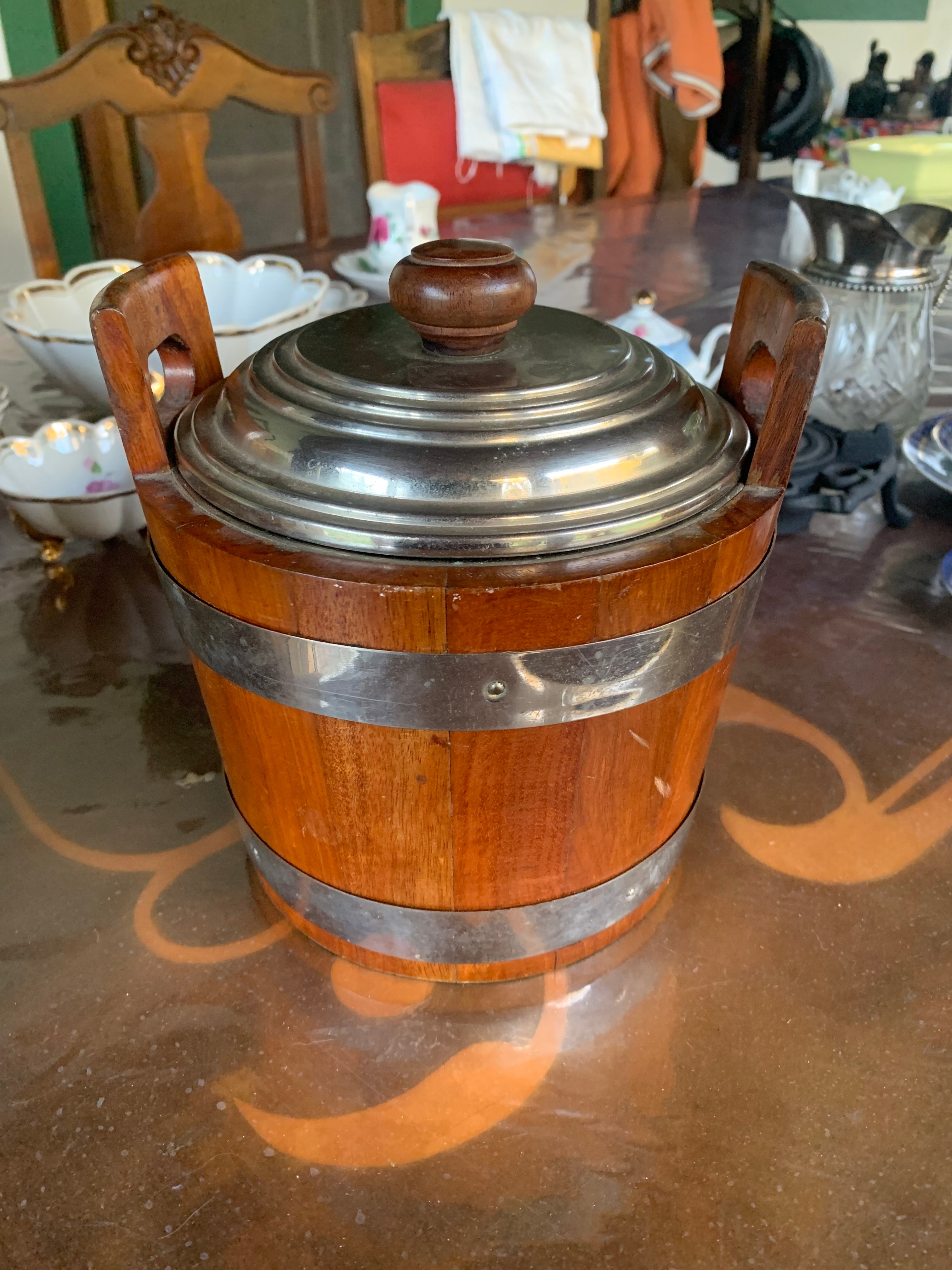 Antigo e pesado balde de gelo em madeira (carvalho) e revestimento e detalhes em inox