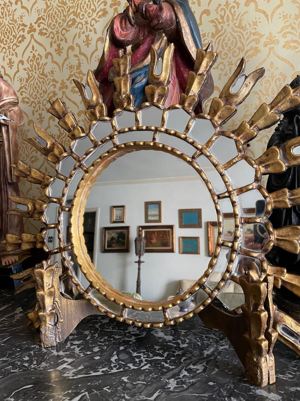 Espelho peruano estilo Sol em. madeira dourada com suporte 