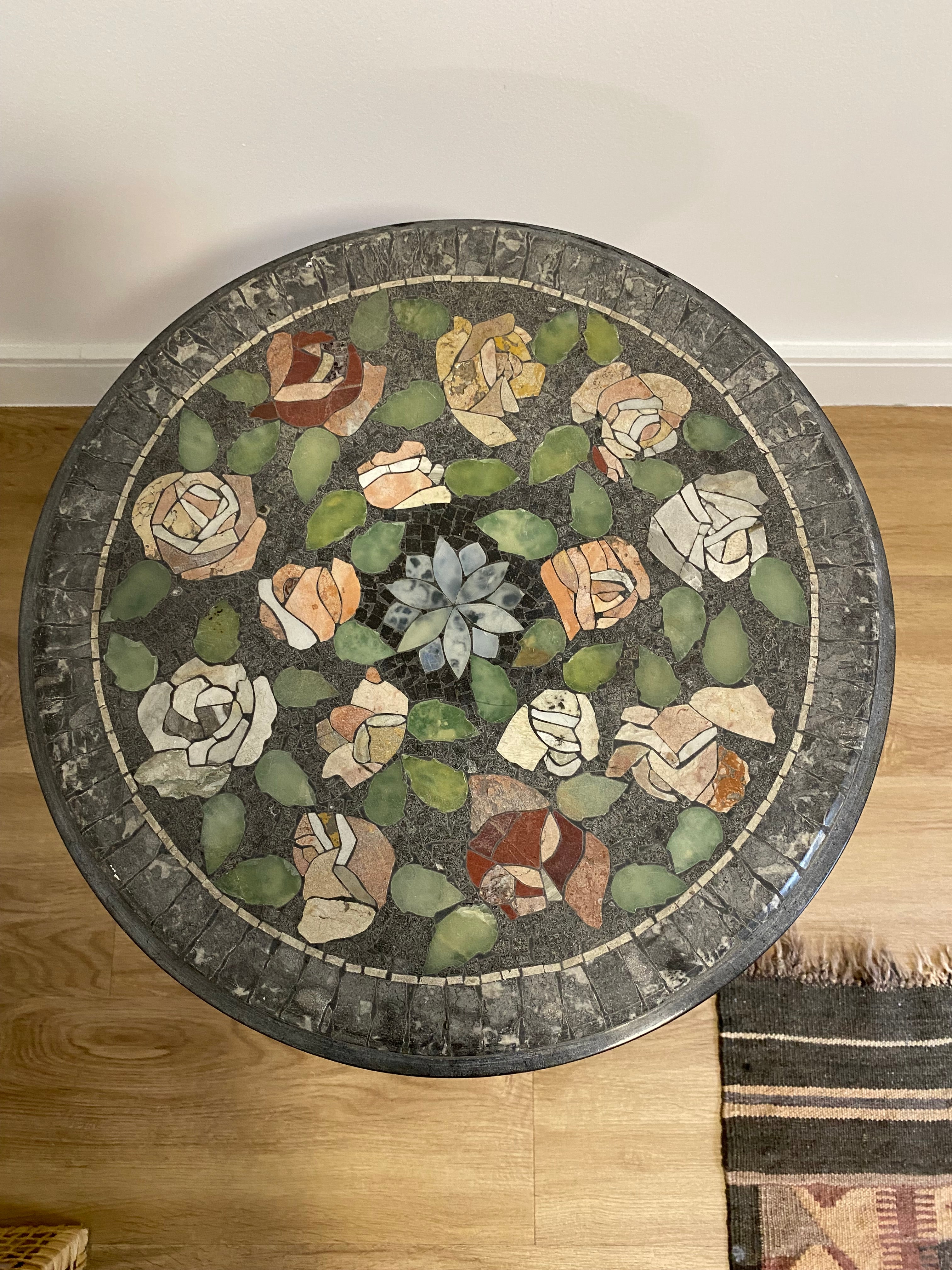 Mesa Lateral Redonda em Mosaico em Pedra com motivos florais 