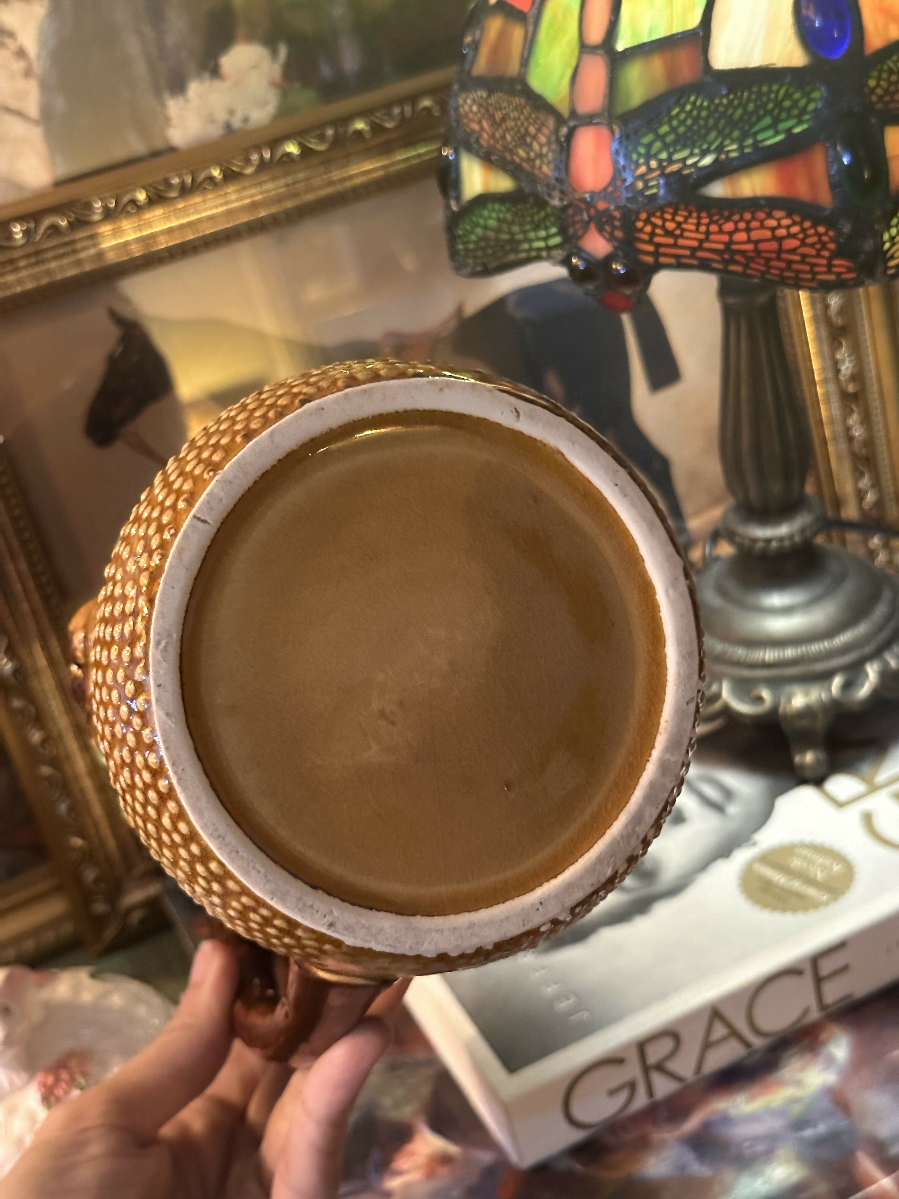Antiga, importada e rara jarra marrom com charmoso esquilo comendo nozes