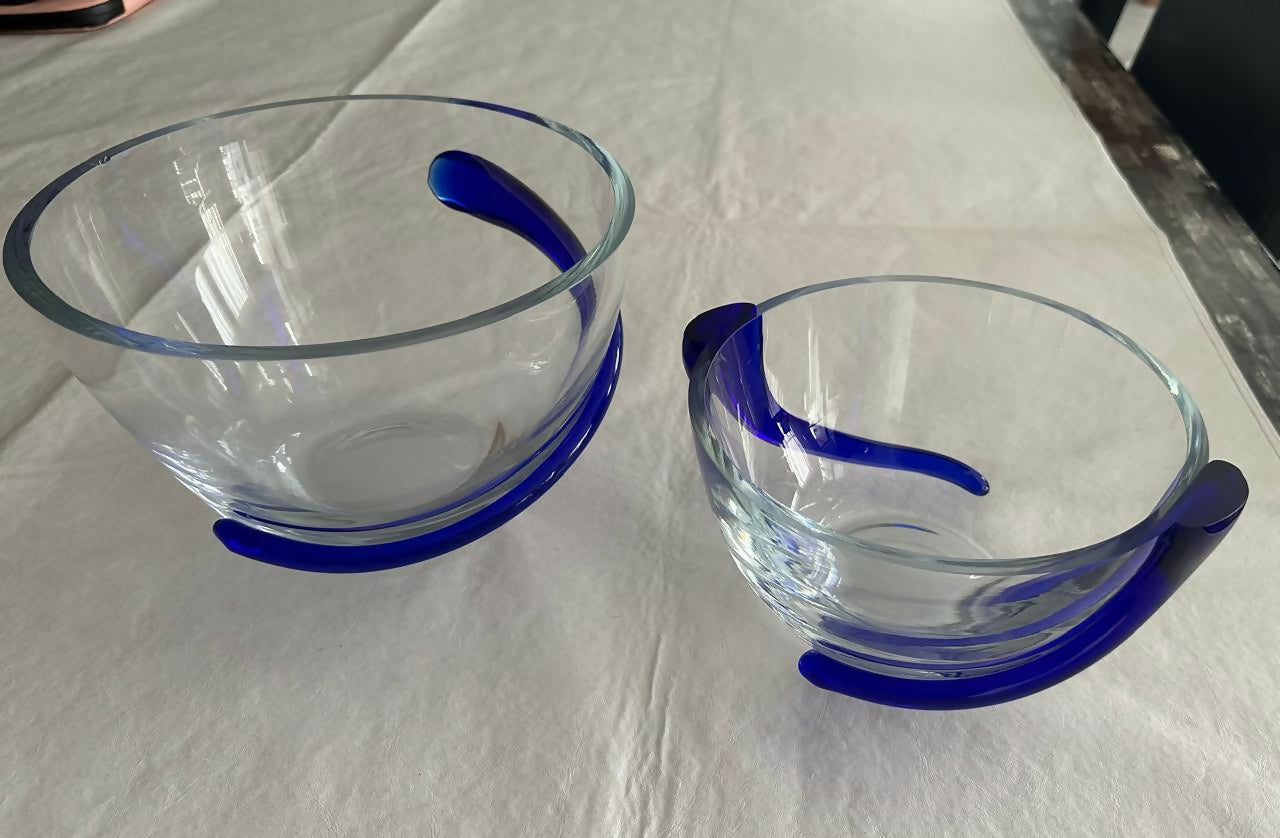 Vasos decorativos em vidro com detalhes azul cobalto