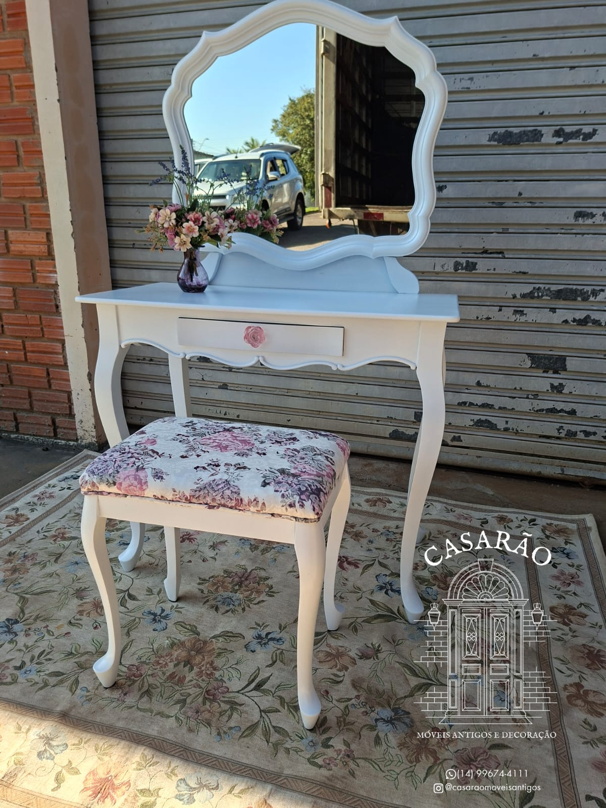 Penteadeira branca com banqueta de estofado floral 