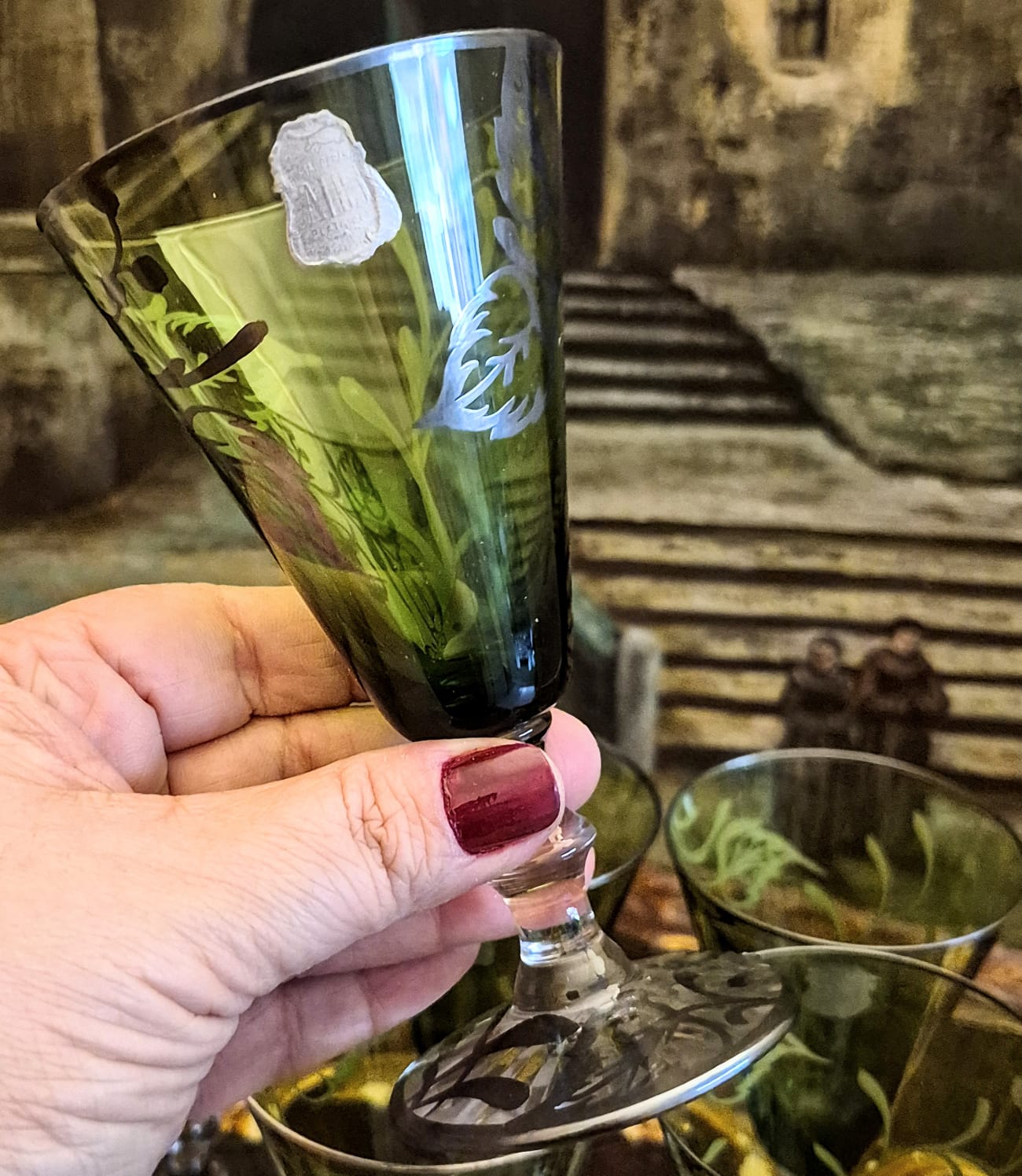 Jogo com 6 tacas de vinho incríveis em cristal verde espanhol Cristaleria Alba, anos 50. As taças são inteiras ornadas em prata de lei.