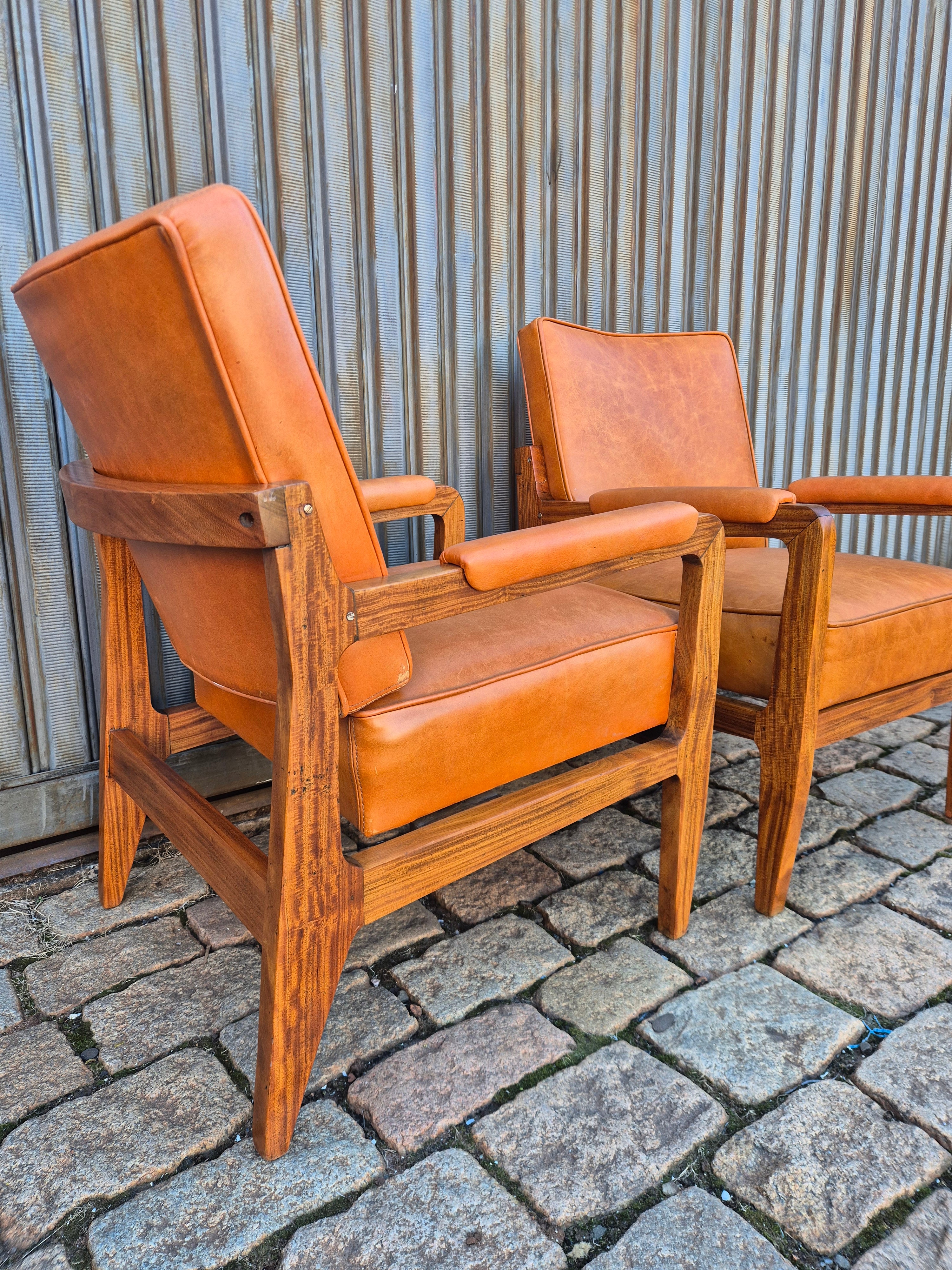 Par poltronas anos 50 couro caramelo 