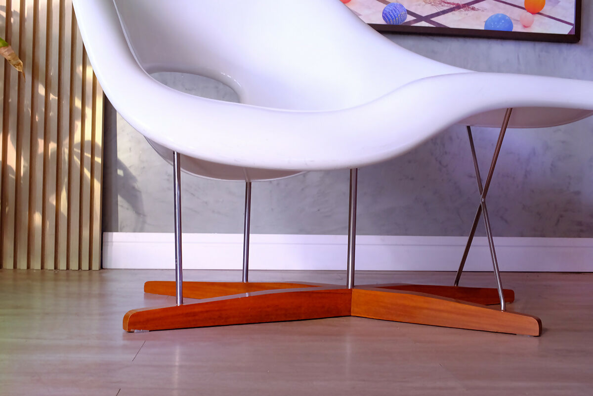 La Chaise - Charles e Ray Eames - Poltrona em fibra de vidro branca