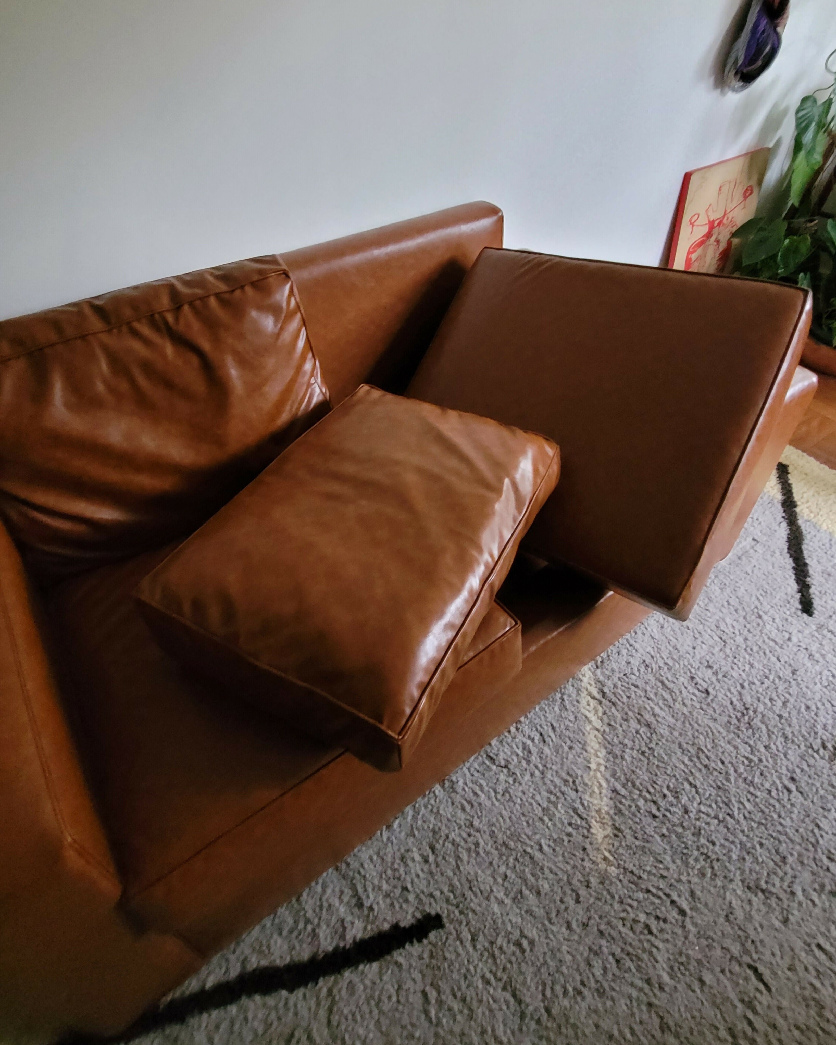 Sofá recém restaurado com estofado em couro ecológico caramelo