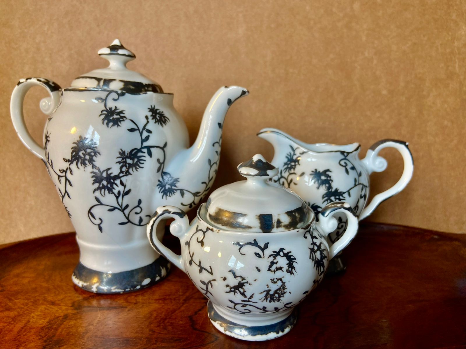 Conjunto de chá Porcelana Real em porcelana branca e preta — bule, leiteira e açucareiro (DMCPS_270)